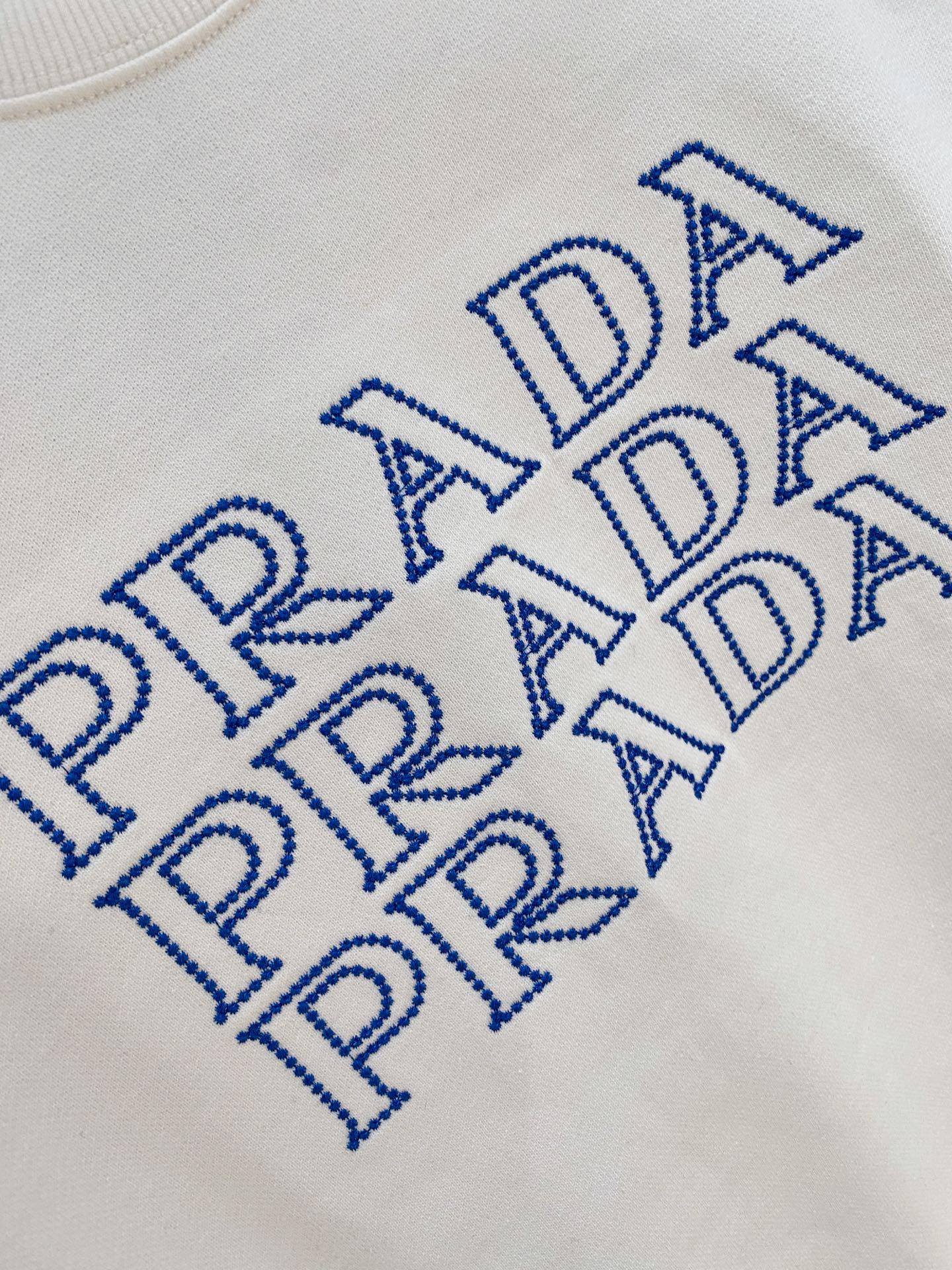 🌾普拉达25SS【新品】最新最顶级版本精美工艺圆领卫衣，最顶级的品质专柜原单套头衫，顶级制作工艺进口面料