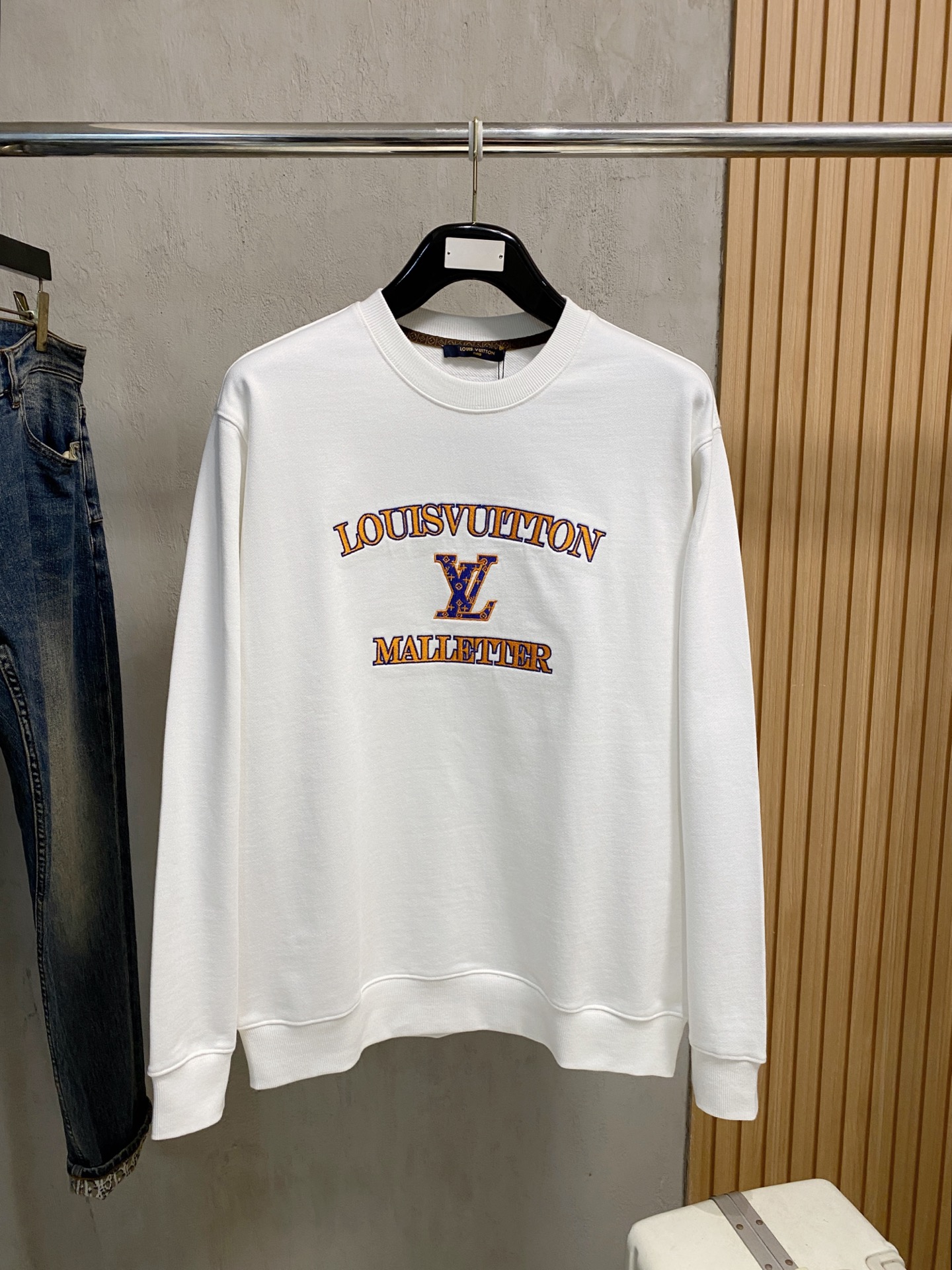 NO:573837,LV 25SS [New Product] The latest and top version of exquisite craftsmanship round neck sweatshirt, top quality counter original pullover, top quality imported fabrics, counter quality heavy embroidery design, imported high-end custom fabrics, imported silk threads with first-class feel!  The same styles for men and women are on sale on the official website!  Three complete standards, size M-2XL, Louis Vuitton, hoodie, sweatshirts, alexander wang19860909LV 25SS【新品】最新最顶级版本精美工艺圆领卫衣,最顶级的品质专柜原单套头衫,顶级制作工艺进口面料,专柜品质重工刺绣设计,采用进口高端订制面料,进口丝线手感一流！男女同款官网在售！三标齐全 码数M-2XL,,louis vuitton,hoodie,sweatshirts,alexander wang,Men's clothing