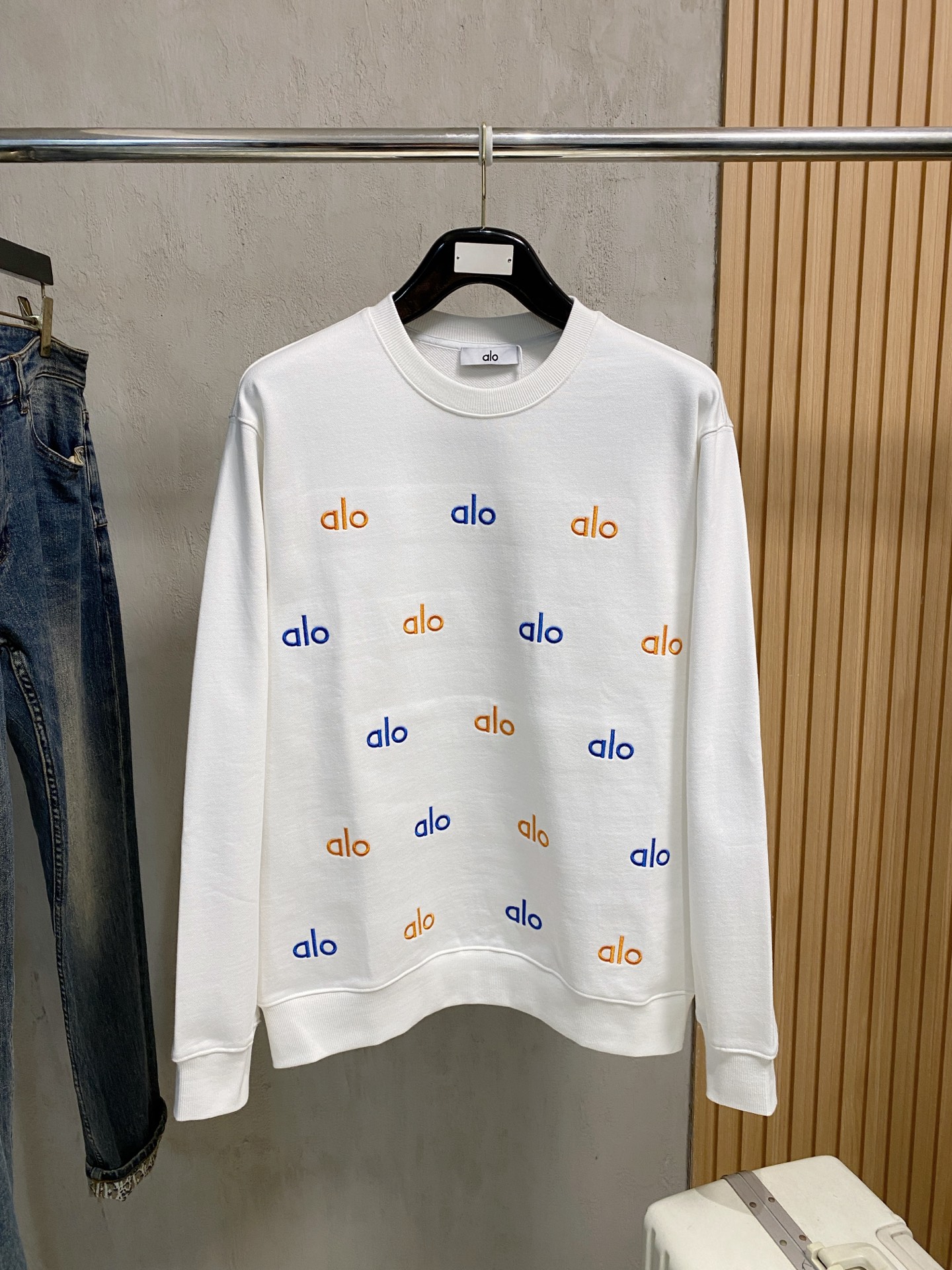 NO:573830,alo 25SS [New product] The latest and top version of exquisitely crafted round-neck sweatshirt, top quality counter original pullover, top quality imported fabrics, counter quality heavy embroidery design, imported high-end custom fabrics, imported silk threads with first-class feel!  The same styles for men and women are on sale on the official website!  Three complete standards, size M-2XL, hoodie, sweatshirts, alexander wang19860909alo 25SS【新品】最新最顶级版本精美工艺圆领卫衣,最顶级的品质专柜原单套头衫,顶级制作工艺进口面料,专柜品质重工刺绣设计,采用进口高端订制面料,进口丝线手感一流！男女同款官网在售！三标齐全 码数M-2XL,,hoodie,sweatshirts,alexander wang,Men's clothing