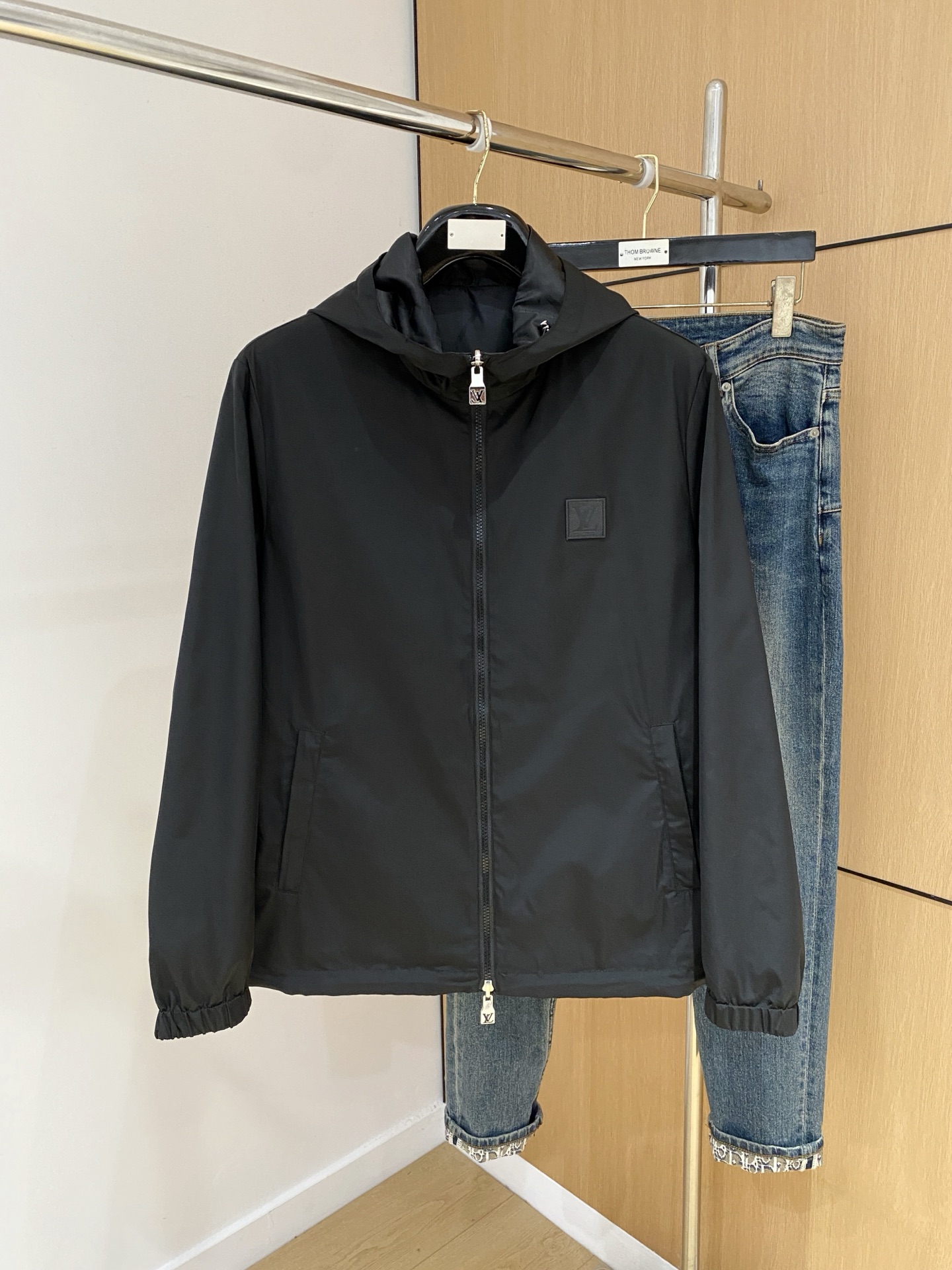 NO:573871,LV25ss Early Autumn [New Product] Reversible Windbreaker Jacket Hot Style New Casual Fashion Jacket at the Autumn and Winter Counter!  Ultra-avant-garde design style, delicate and comfortable, very light to wear and not easy to wrinkle. Multiple craftsmanship. The overall design is quite visual. The upper body is casual and stylish, with a certain degree of stiffness. It is definitely at the forefront of fashion. Recommended for a sense of temperament, a must-have for urban leisure. Size M-3XL, Louis Vuitton, jackets & coats, jackets & coats, alexander wang19860909LV25ss早秋【新品】双面穿风衣夹克外套爆款 秋冬专柜新款休闲时尚夹克外套！超前卫设计风格 细腻舒适 穿着非常轻便不易起皱.多重重工艺 整体的设计颇具视觉感,上身休闲有型,有一定的挺括度,绝对走在时尚最尖端的气质感推荐,都市休闲必备.码数M-3XL,,louis vuitton,jackets & coats,jackets & coats,alexander wang,Men's clothing