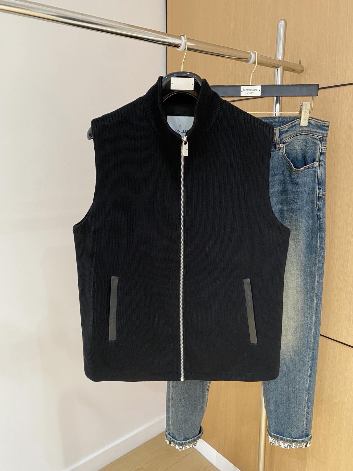 NO:573875,Mengkou 25ss autumn and winter [new product] the latest and top-notch cardigan vest sweater jacket!  Cardigan sweater, exquisite color matching and new trendy pullover, sold at the top quality counter, top-notch production technology imported fabrics, counter model unique design, using imported high-end custom-made imported silk thread with first-class feel!  On sale on the official website. Size: M-3XL,,Moncler,jackets & coats,sweaters,alexander wang19860909蒙口25ss秋冬【新品】最新最顶级开衫马甲背心针织衫外套 ！开衫毛衣,精致配色融合新款潮套头衫,最顶级的品质专柜在售,顶级制作工艺进口面料,专柜款独特设计,采用进口高端订制进口丝线手感一流！官网在售. 码数:M-3XL,,Moncler,jackets & coats,sweaters,alexander wang,Men's clothing