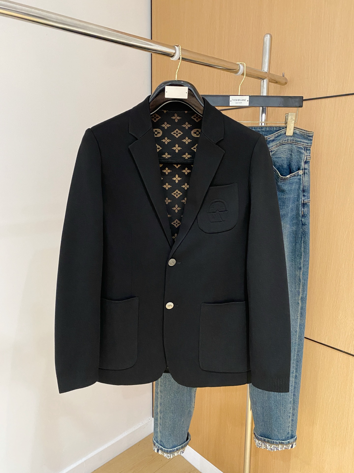 NO:573863,LV 2025ss Autumn and Winter [New Products] Newly released Louis Vuitton blazers, autumn hot blazers, and classic logo singlets on the chest. Wearing them makes you feel comfortable and slim, lazy and casual, and combined with clean and simple colors, they are particularly attractive and suitable for daily wear ~ We are launching sports items decorated with vitality!  Sizes M-3XL, three standard complete,,louis vuitton,louis vuitton,jackets & coats,jackets & coats,business suit,alexander wang19860909LV 2025ss秋冬【新品】新款发布路易威登西装夹克外套,秋季爆款西装夹克外套,胸前经典logo单西,穿上就是舒适自在又显瘦的存在,慵懒而随性,结合干净简单的色系就特别耐看,适合日常穿着~倾情推出缀饰活力的运动单品！尺码M-3XL 三标齐全,,louis vuitton,louis vuitton,jackets & coats,jackets & coats,business suit,alexander wang,Men's clothing