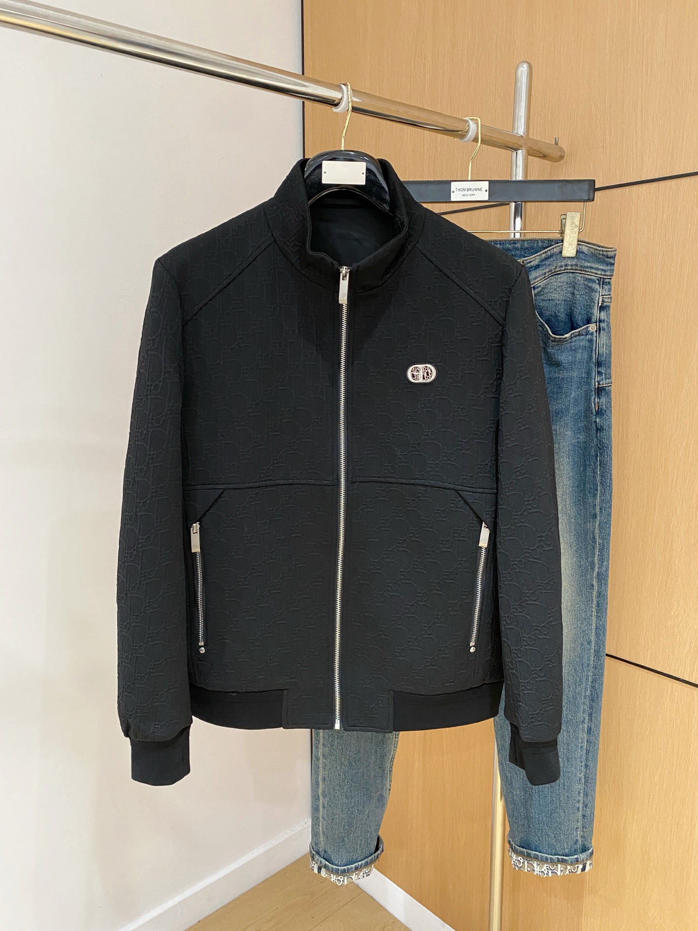 NO:573877,Dior 25ss early autumn [new product] popular jackets and jackets. New casual and fashionable jackets at the autumn and winter counters!  Ultra-avant-garde design style, delicate and comfortable, very light to wear and not easy to wrinkle. Multiple craftsmanship. The overall design is quite visual. The upper body is casual and stylish, with a certain degree of stiffness. It is definitely at the forefront of fashion. It is recommended for urban leisure. Size M-3XL, dior, jackets & coats, jackets & coats, alexander wang19860909迪奥25ss早秋【新品】夹克外套爆款 秋冬专柜新款休闲时尚夹克外套！超前卫设计风格 细腻舒适 穿着非常轻便不易起皱.多重重工艺 整体的设计颇具视觉感,上身休闲有型,有一定的挺括度,绝对走在时尚最尖端的气质感推荐,都市休闲必备.码数M-3XL,,dior,jackets & coats,jackets & coats,alexander wang,Men's clothing