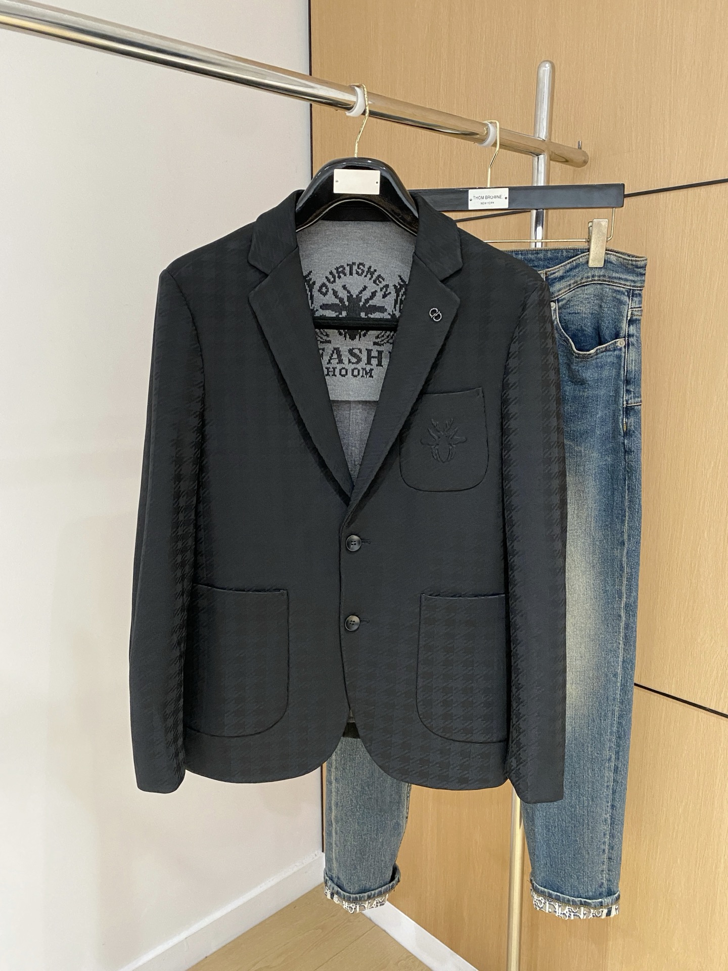 NO:573867,Dior 2025ss autumn and winter [new products] newly released Louis Vuitton blazer jackets, autumn hot blazer jackets, and classic logo blazers on the chest. Wearing them makes you feel comfortable and slim, lazy and casual, combined with clean and simple colors, it is particularly attractive and suitable for daily wear ~ We are launching sports items decorated with vitality!  Sizes M-3XL, complete with three standards, dior, louis vuitton, jackets & coats, jackets & coats, business suit, alexander wang19860909迪奥2025ss秋冬【新品】新款发布路易威登西装夹克外套,秋季爆款西装夹克外套,胸前经典logo单西,穿上就是舒适自在又显瘦的存在,慵懒而随性,结合干净简单的色系就特别耐看,适合日常穿着~倾情推出缀饰活力的运动单品！尺码M-3XL 三标齐全,,dior,louis vuitton,jackets & coats,jackets & coats,business suit,alexander wang,Men's clothing