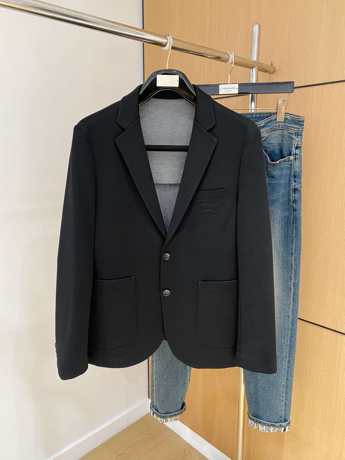 NO:573866,Prada 2025ss Autumn and Winter [New Products] Newly released Louis Vuitton blazer jackets, autumn hot blazer jackets, and classic logo blazers on the chest. Wearing it makes you feel comfortable and slim, lazy and casual, combined with clean and simple colors, it is particularly attractive and suitable for daily wear~ We are launching sports items decorated with vitality!  Sizes M-3XL, three standard complete,,louis vuitton,prada,jackets & coats,jackets & coats,business suit,alexander wang19860909普拉达2025ss秋冬【新品】新款发布路易威登西装夹克外套,秋季爆款西装夹克外套,胸前经典logo单西,穿上就是舒适自在又显瘦的存在,慵懒而随性,结合干净简单的色系就特别耐看,适合日常穿着~倾情推出缀饰活力的运动单品！尺码M-3XL 三标齐全,,louis vuitton,prada,jackets & coats,jackets & coats,business suit,alexander wang,Men's clothing