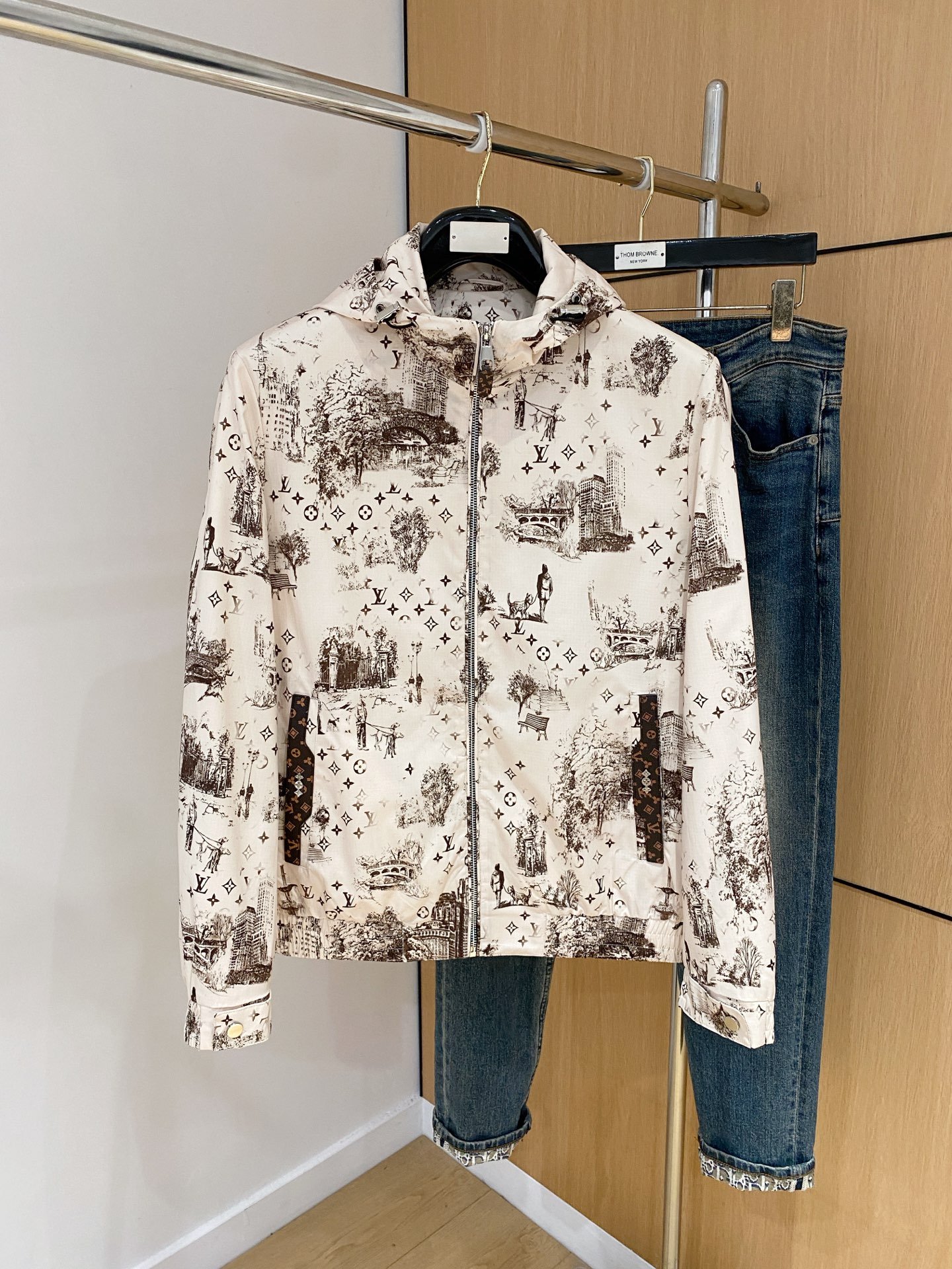 NO:573873,LV25ss early autumn [new product] windbreaker jacket hot style new casual fashion jacket autumn and winter counter!  Ultra-avant-garde design style, delicate and comfortable, very light to wear and not easy to wrinkle. Multiple craftsmanship. The overall design is quite visual. The upper body is casual and stylish, with a certain degree of stiffness. It is definitely at the forefront of fashion. Recommended for a sense of temperament, a must-have for urban leisure. Size M-3XL, Louis Vuitton, jackets & coats, jackets & coats, alexander wang19860909LV25ss早秋【新品】风衣夹克外套爆款 秋冬专柜新款休闲时尚夹克外套！超前卫设计风格 细腻舒适 穿着非常轻便不易起皱.多重重工艺 整体的设计颇具视觉感,上身休闲有型,有一定的挺括度,绝对走在时尚最尖端的气质感推荐,都市休闲必备.码数M-3XL,,louis vuitton,jackets & coats,jackets & coats,alexander wang,Men's clothing