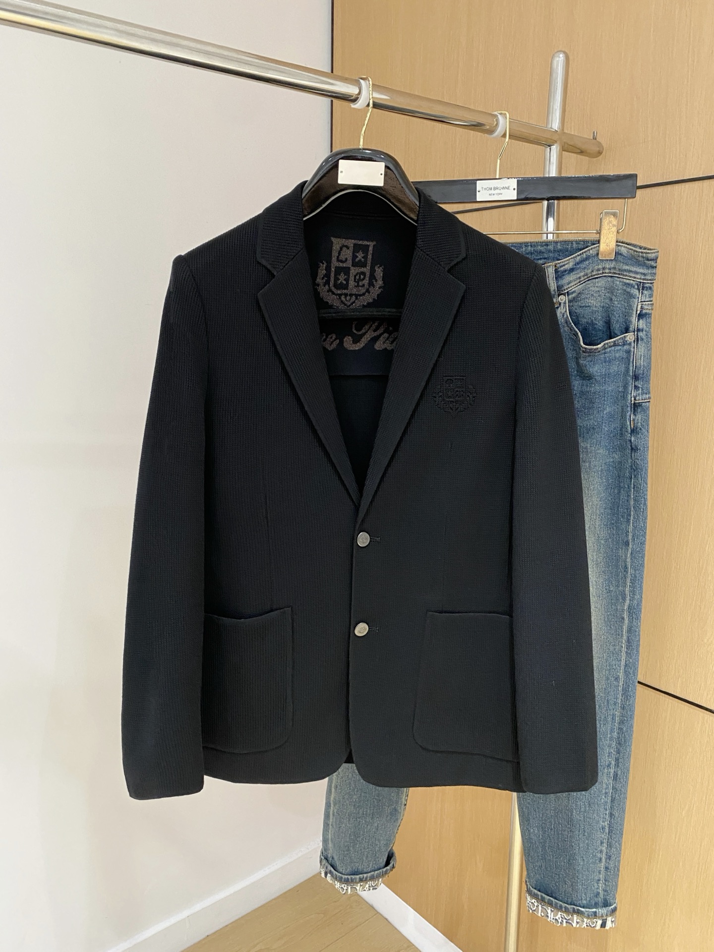 NO:573869,Lss Autumn and Winter [New Products] New Louis Vuitton blazer jackets, hot autumn blazer jackets, and classic logo singlets on the chest. Wearing it makes you feel comfortable and slim, lazy and casual, combined with clean and simple colors, it is particularly attractive and suitable for daily wear~ We are launching sports items with embellished vitality!  Sizes M-3XL, three standard complete,,louis vuitton,loro piana,jackets & coats,jackets & coats,business suit,alexander wang19860909Lss秋冬【新品】新款发布路易威登西装夹克外套,秋季爆款西装夹克外套,胸前经典logo单西,穿上就是舒适自在又显瘦的存在,慵懒而随性,结合干净简单的色系就特别耐看,适合日常穿着~倾情推出缀饰活力的运动单品！尺码M-3XL 三标齐全,,louis vuitton,loro piana,jackets & coats,jackets & coats,business suit,alexander wang,Men's clothing