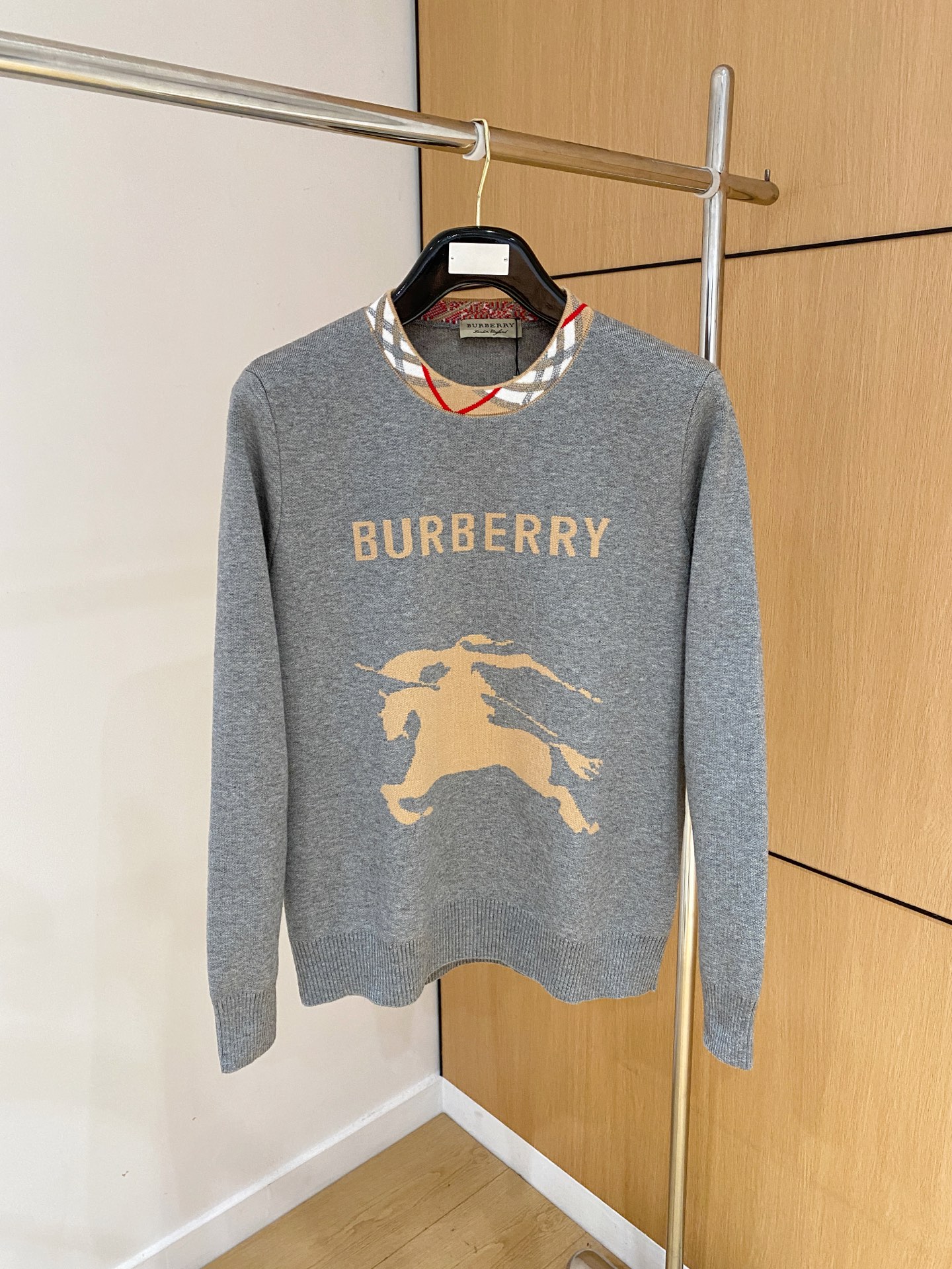 NO:608171,The new Burberry sweater 2025 autumn and winter latest series, 1:1 top replica at the counter, all in good condition!  Thick style, a must-have item for fashionistas!  Those who know the goods should hurry up and start, the fabric is cashmere 10 wool 60 spandex 30 size M-3xl multi-color, burberry, sweaters, alexander wang19860909新款来袭 巴宝莉毛衣 2025秋冬最新系列,专柜1:1顶级复刻,全品相！加厚款,潮人必备单品！懂货的老铁赶紧下手,面料羊绒10羊毛60氨纶30 尺码 M-3xl 多颜色,,burberry,sweaters,alexander wang,Men's clothing