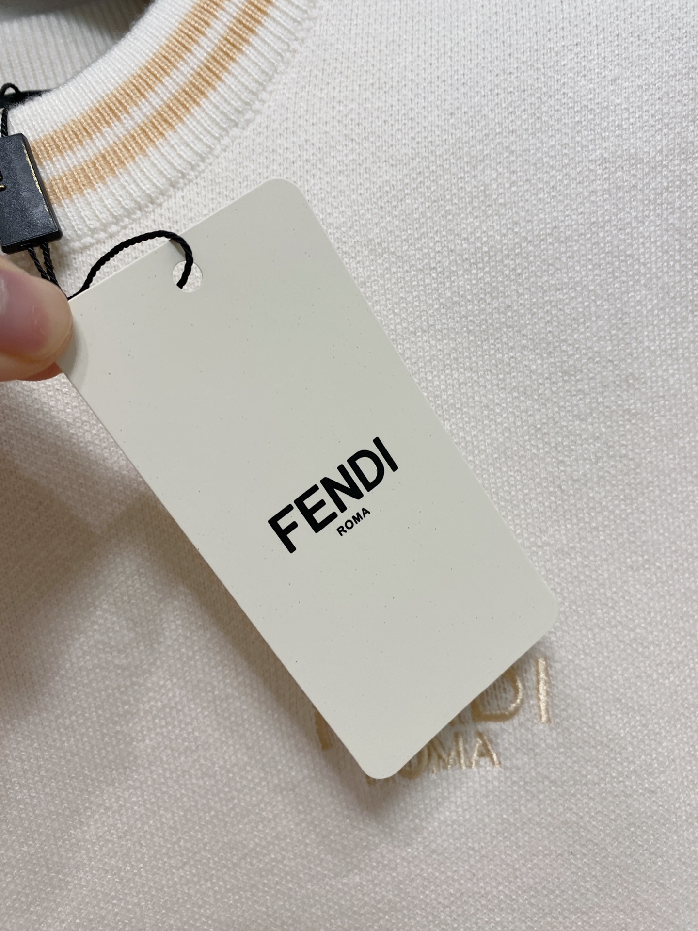 🌾 芬迪圆领毛衣，采用羊毛混纺纱线，保暖性佳，蓬松柔软，加倍呵护肌肤，给你轻如无物的穿着感体验。高品质天