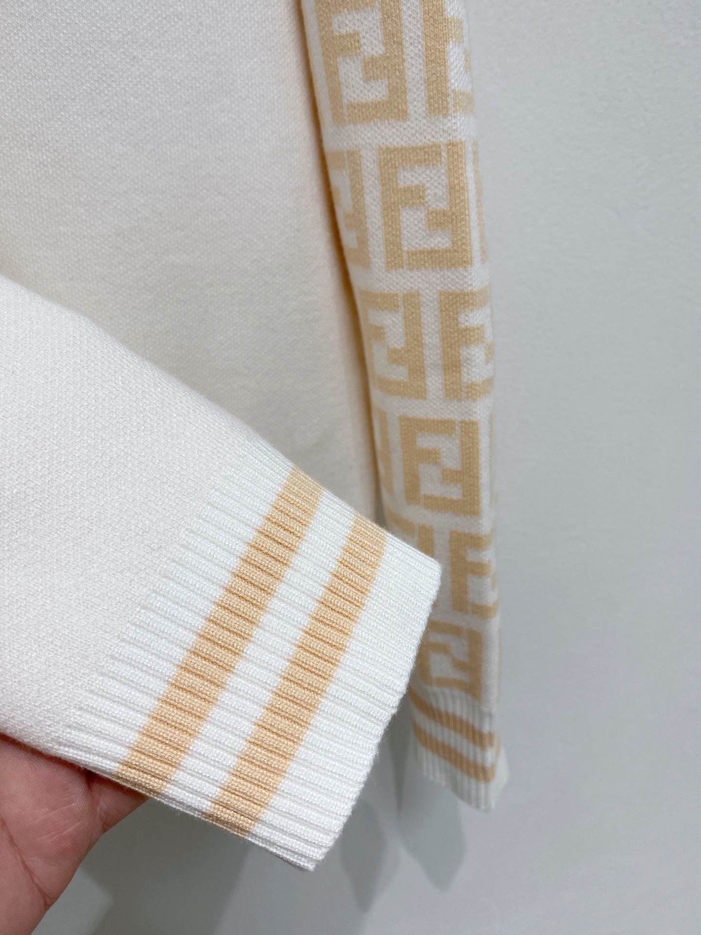 🌾 芬迪圆领毛衣，采用羊毛混纺纱线，保暖性佳，蓬松柔软，加倍呵护肌肤，给你轻如无物的穿着感体验。高品质天