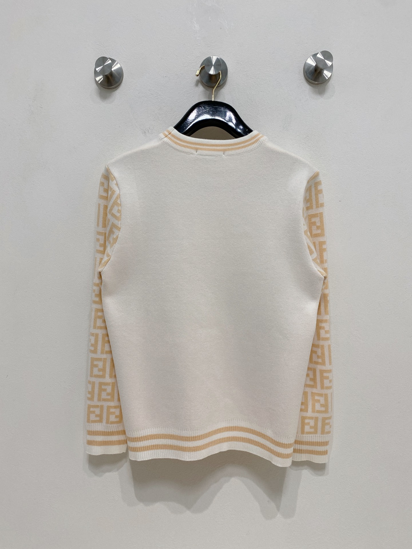 🌾 芬迪圆领毛衣，采用羊毛混纺纱线，保暖性佳，蓬松柔软，加倍呵护肌肤，给你轻如无物的穿着感体验。高品质天