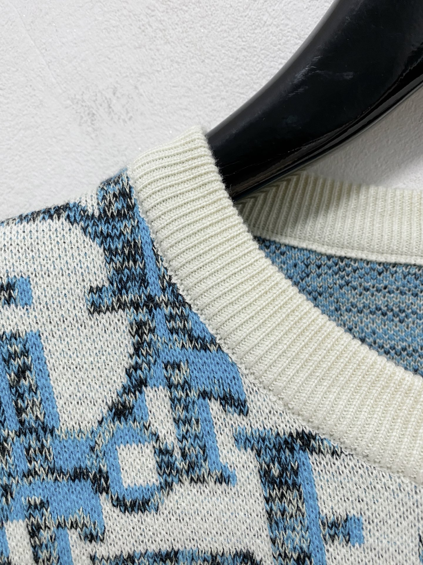 🌾 迪奥圆领毛衣，采用羊毛混纺纱线，保暖性佳，蓬松柔软，加倍呵护肌肤，给你轻如无物的穿着感体验。高品质天