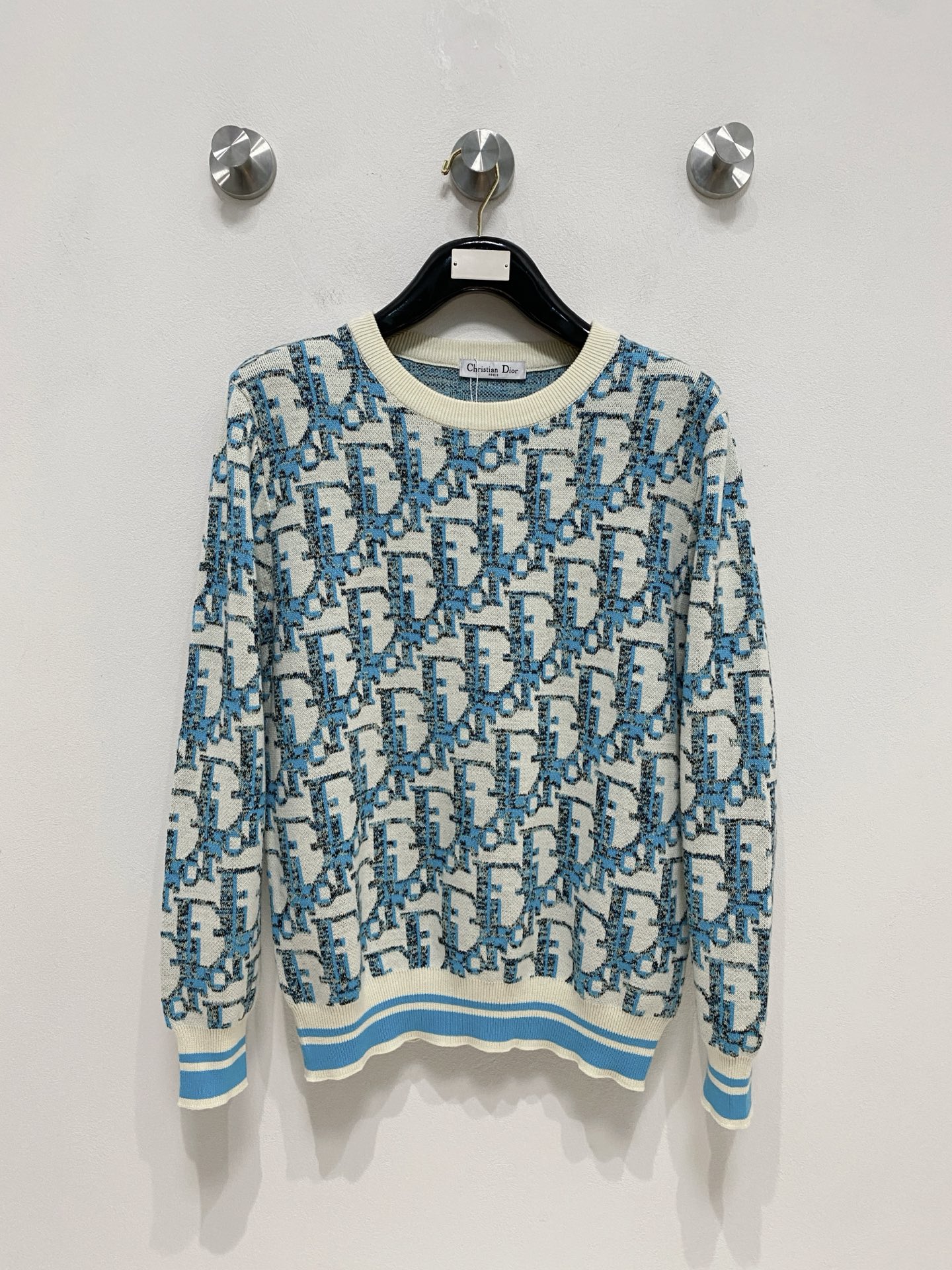 🌾 迪奥圆领毛衣，采用羊毛混纺纱线，保暖性佳，蓬松柔软，加倍呵护肌肤，给你轻如无物的穿着感体验。高品质天