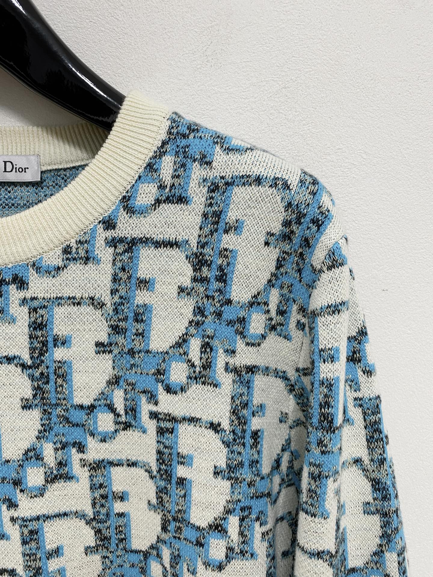 🌾 迪奥圆领毛衣，采用羊毛混纺纱线，保暖性佳，蓬松柔软，加倍呵护肌肤，给你轻如无物的穿着感体验。高品质天