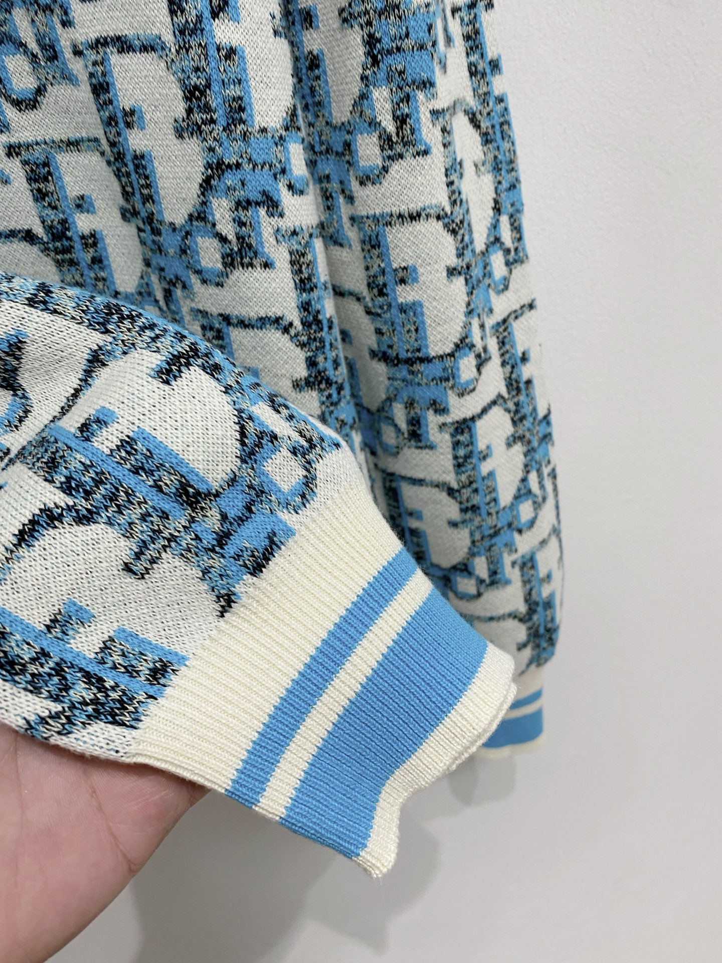 🌾 迪奥圆领毛衣，采用羊毛混纺纱线，保暖性佳，蓬松柔软，加倍呵护肌肤，给你轻如无物的穿着感体验。高品质天