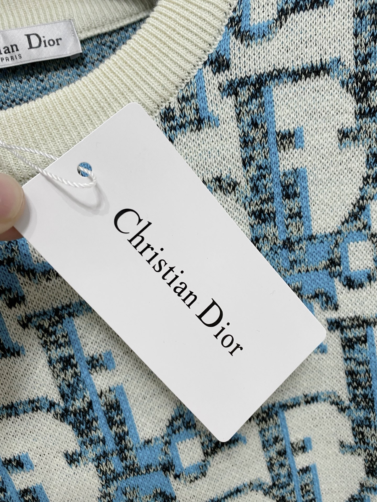 🌾 迪奥圆领毛衣，采用羊毛混纺纱线，保暖性佳，蓬松柔软，加倍呵护肌肤，给你轻如无物的穿着感体验。高品质天