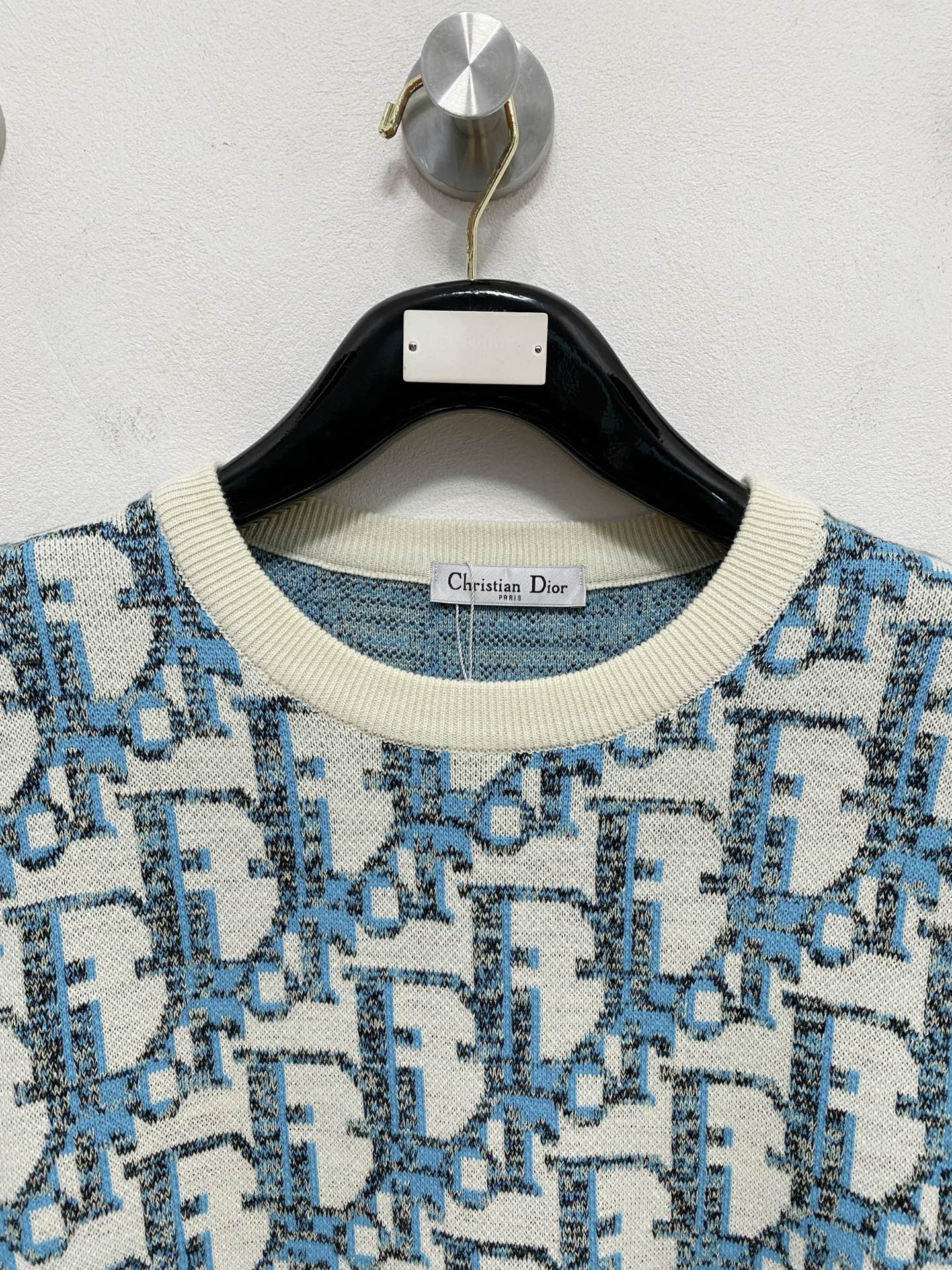 🌾 迪奥圆领毛衣，采用羊毛混纺纱线，保暖性佳，蓬松柔软，加倍呵护肌肤，给你轻如无物的穿着感体验。高品质天