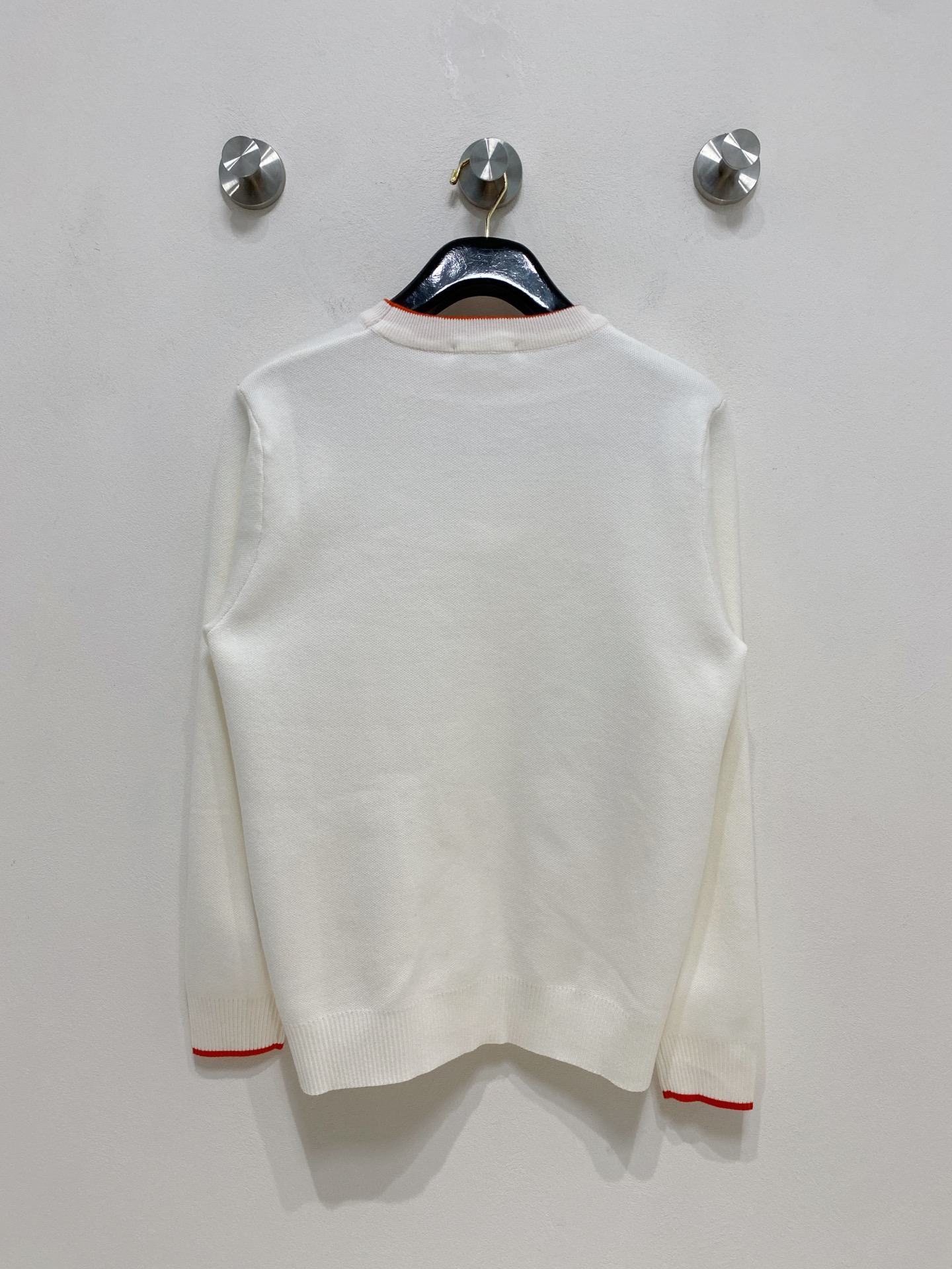 🌾 爱马仕圆领毛衣，采用羊毛混纺纱线，保暖性佳，蓬松柔软，加倍呵护肌肤，给你轻如无物的穿着感体验。高品质