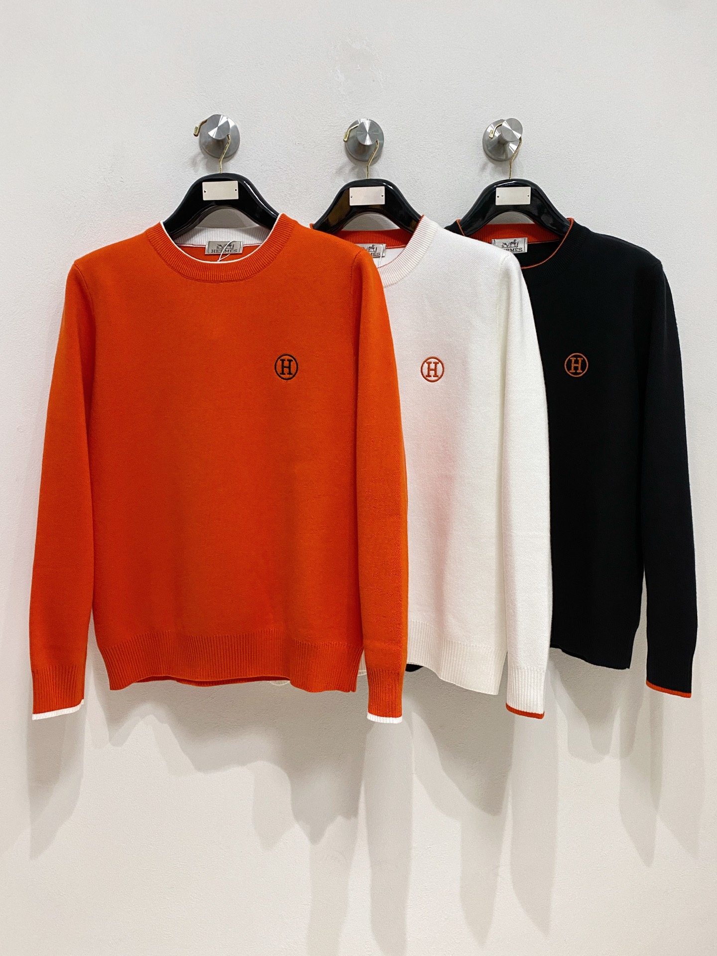 🌾 爱马仕圆领毛衣，采用羊毛混纺纱线，保暖性佳，蓬松柔软，加倍呵护肌肤，给你轻如无物的穿着感体验。高品质