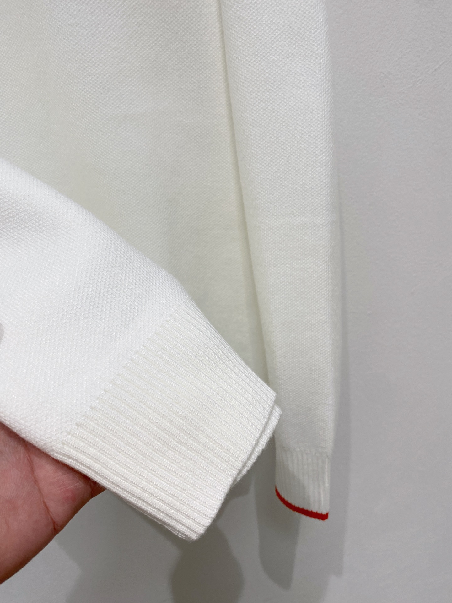 🌾 爱马仕圆领毛衣，采用羊毛混纺纱线，保暖性佳，蓬松柔软，加倍呵护肌肤，给你轻如无物的穿着感体验。高品质