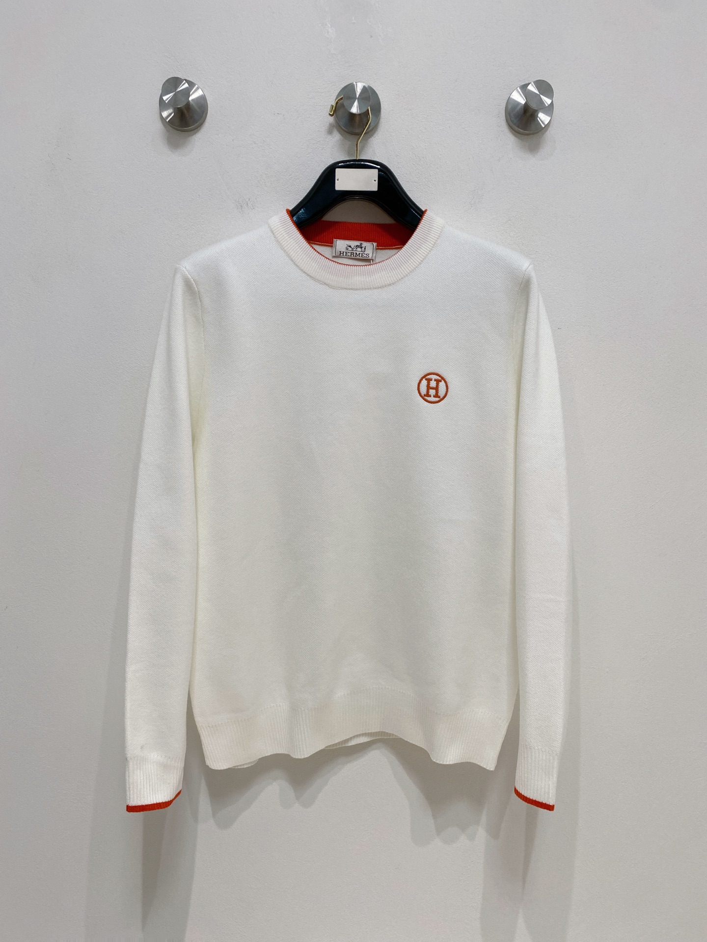 🌾 爱马仕圆领毛衣，采用羊毛混纺纱线，保暖性佳，蓬松柔软，加倍呵护肌肤，给你轻如无物的穿着感体验。高品质