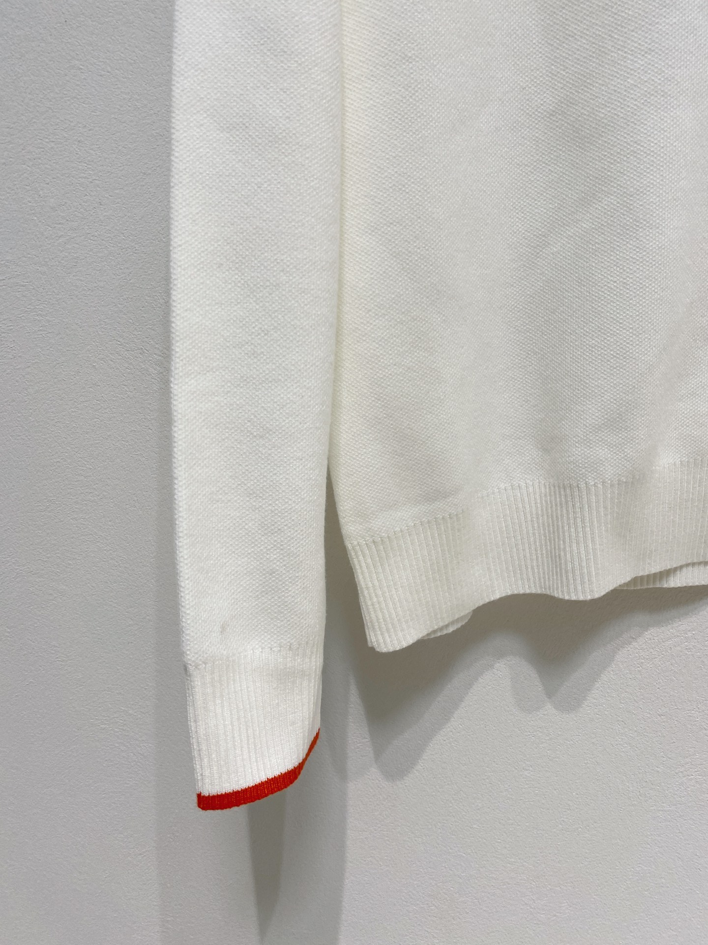 🌾 爱马仕圆领毛衣，采用羊毛混纺纱线，保暖性佳，蓬松柔软，加倍呵护肌肤，给你轻如无物的穿着感体验。高品质