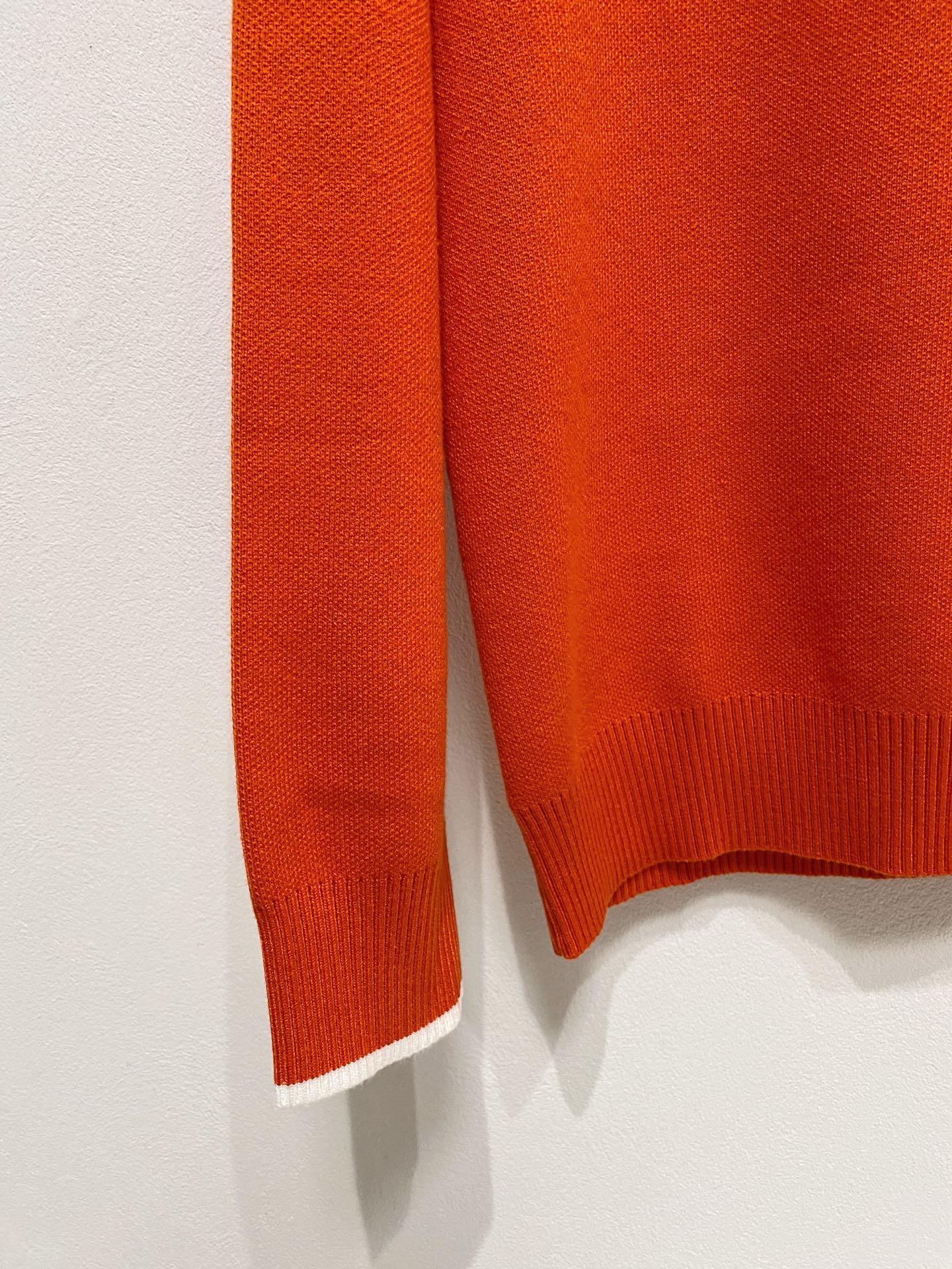 🌾 爱马仕圆领毛衣，采用羊毛混纺纱线，保暖性佳，蓬松柔软，加倍呵护肌肤，给你轻如无物的穿着感体验。高品质