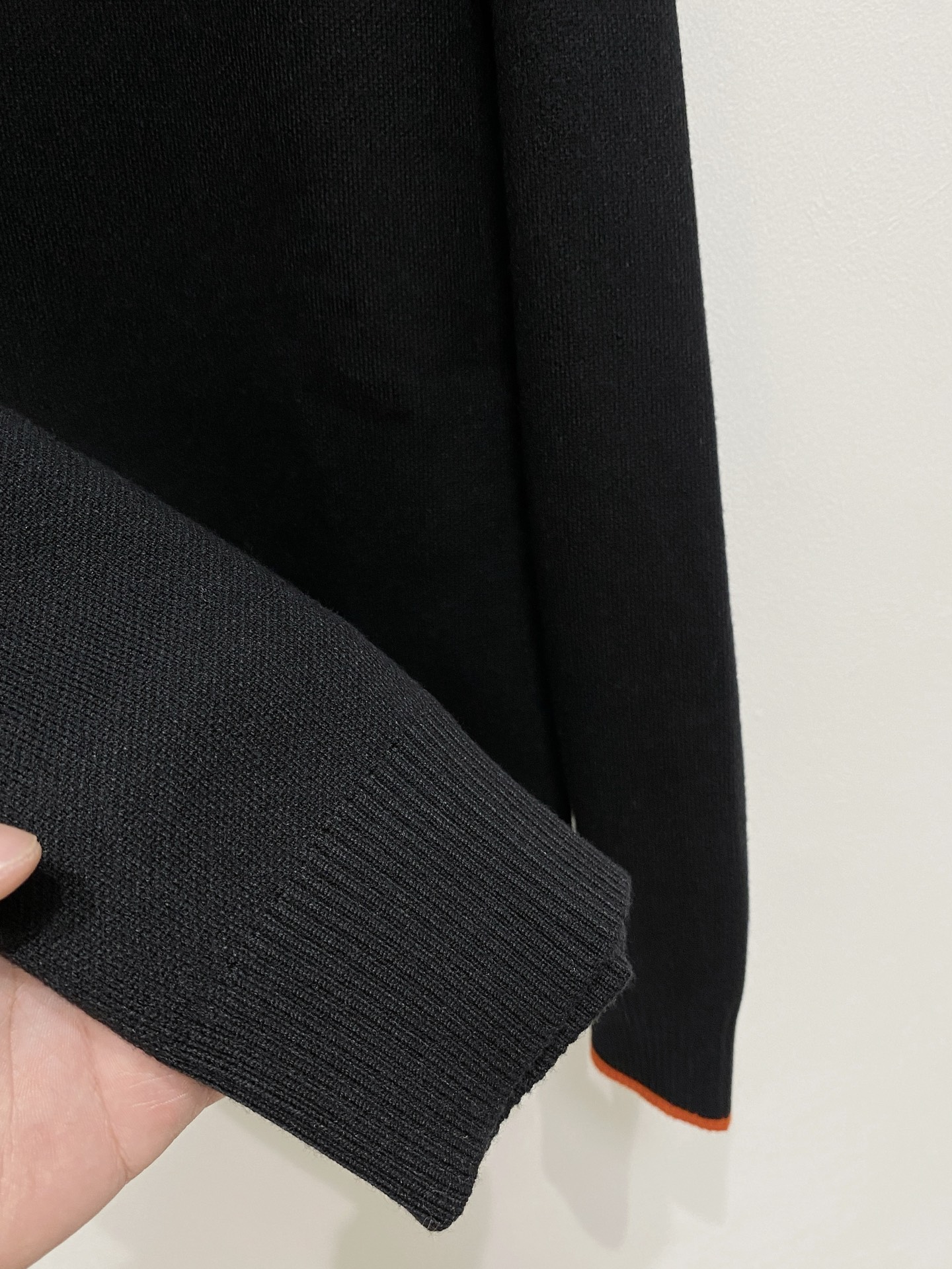 🌾 爱马仕圆领毛衣，采用羊毛混纺纱线，保暖性佳，蓬松柔软，加倍呵护肌肤，给你轻如无物的穿着感体验。高品质