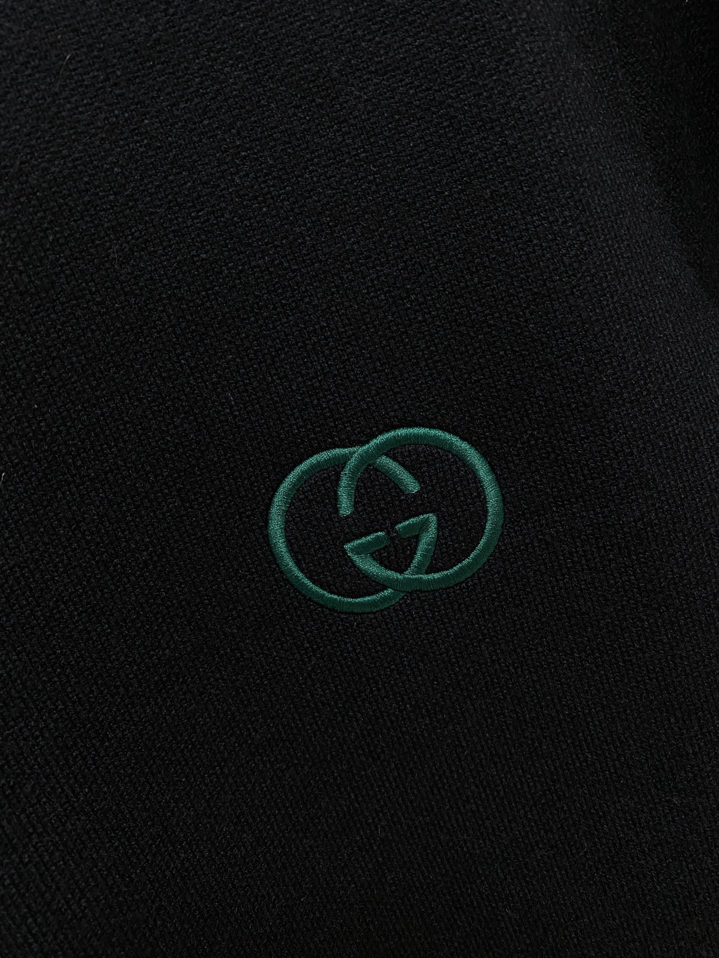 🌾 古驰圆领毛衣，采用羊毛混纺纱线，保暖性佳，蓬松柔软，加倍呵护肌肤，给你轻如无物的穿着感体验。高品质天