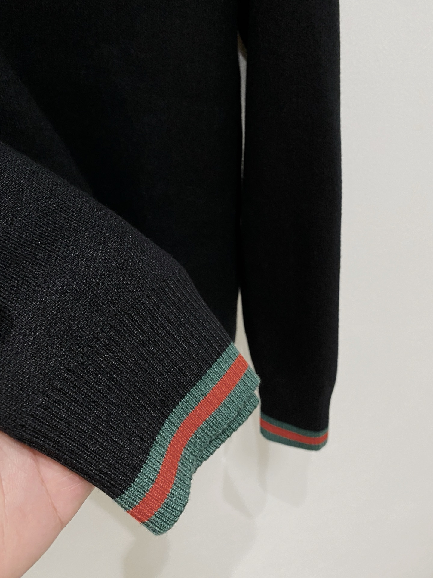 🌾 古驰圆领毛衣，采用羊毛混纺纱线，保暖性佳，蓬松柔软，加倍呵护肌肤，给你轻如无物的穿着感体验。高品质天