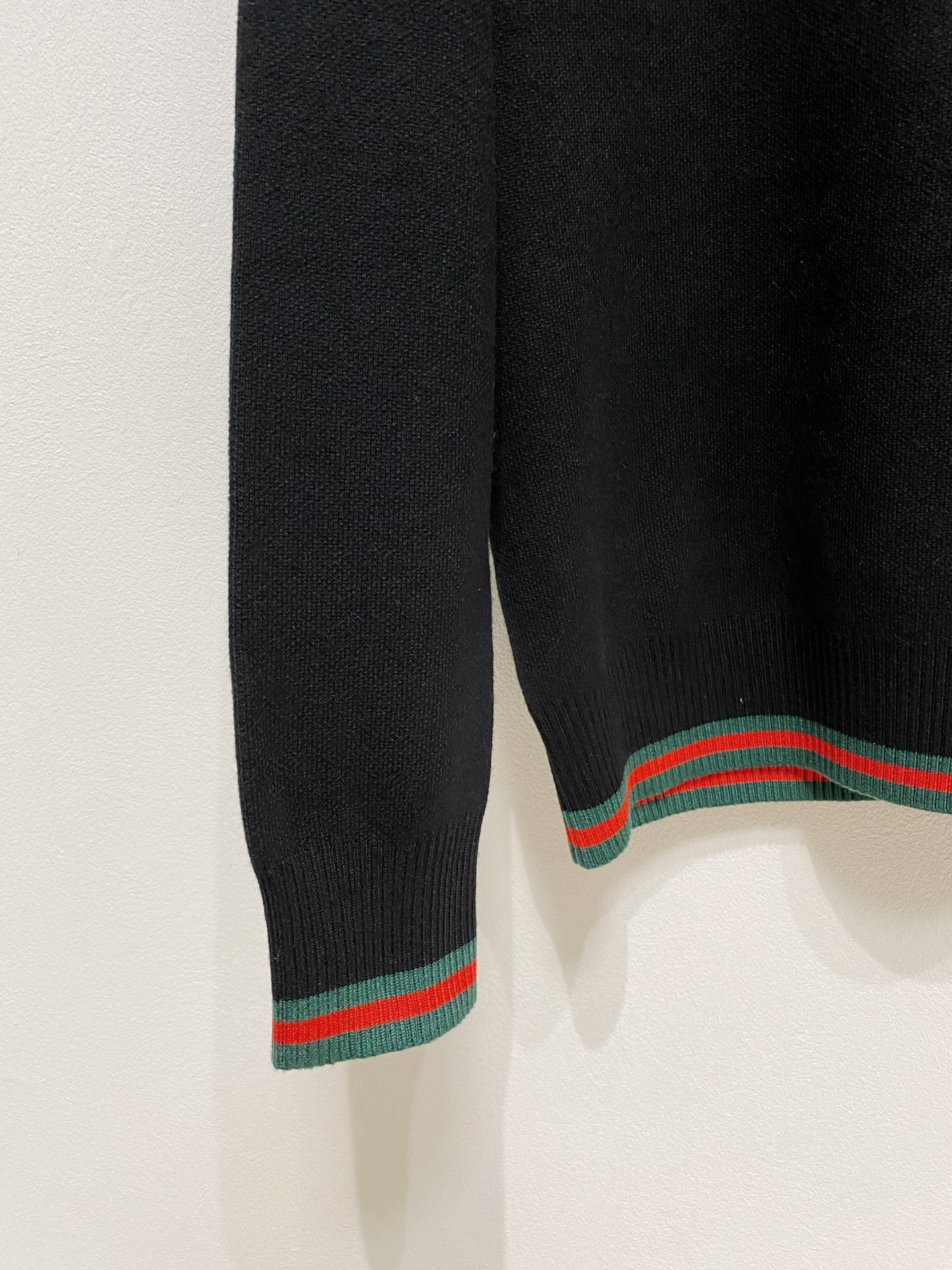 🌾 古驰圆领毛衣，采用羊毛混纺纱线，保暖性佳，蓬松柔软，加倍呵护肌肤，给你轻如无物的穿着感体验。高品质天