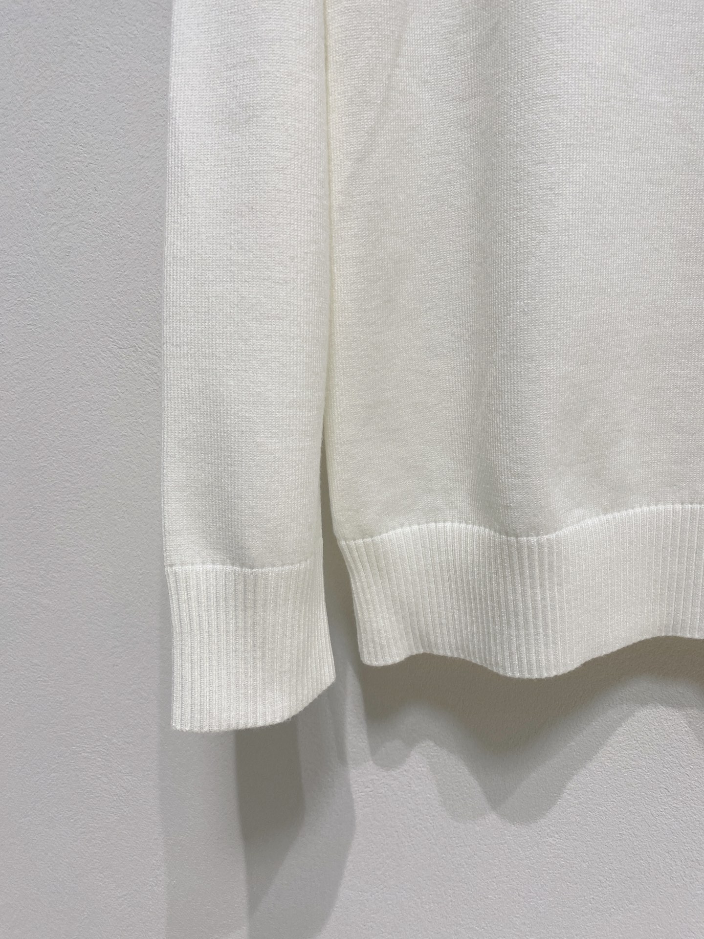 🌾 蒙口圆领毛衣，采用羊毛混纺纱线，保暖性佳，蓬松柔软，加倍呵护肌肤，给你轻如无物的穿着感体验。高品质天