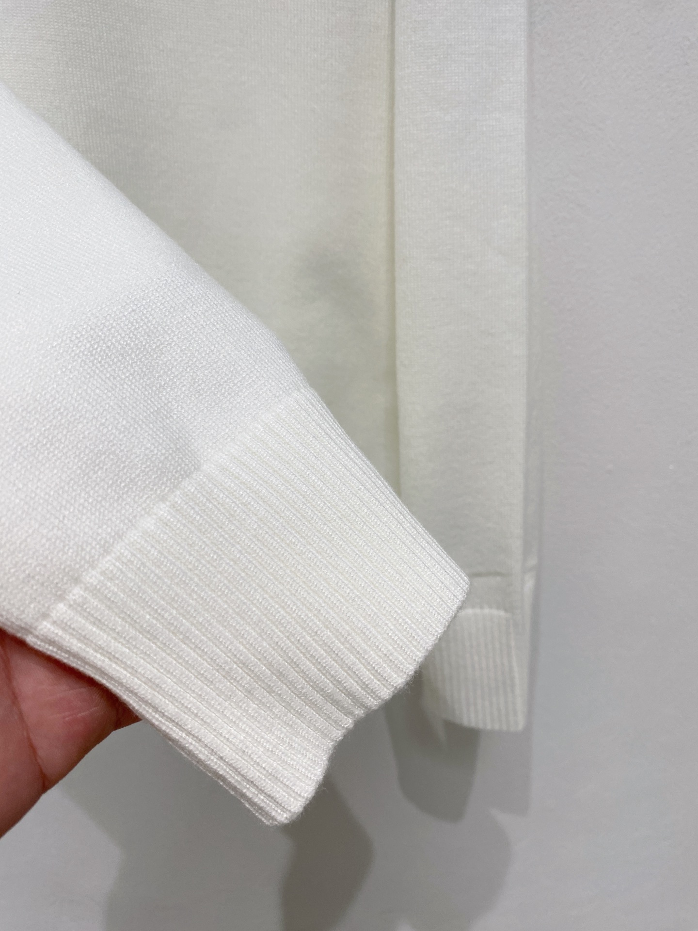 🌾 蒙口圆领毛衣，采用羊毛混纺纱线，保暖性佳，蓬松柔软，加倍呵护肌肤，给你轻如无物的穿着感体验。高品质天