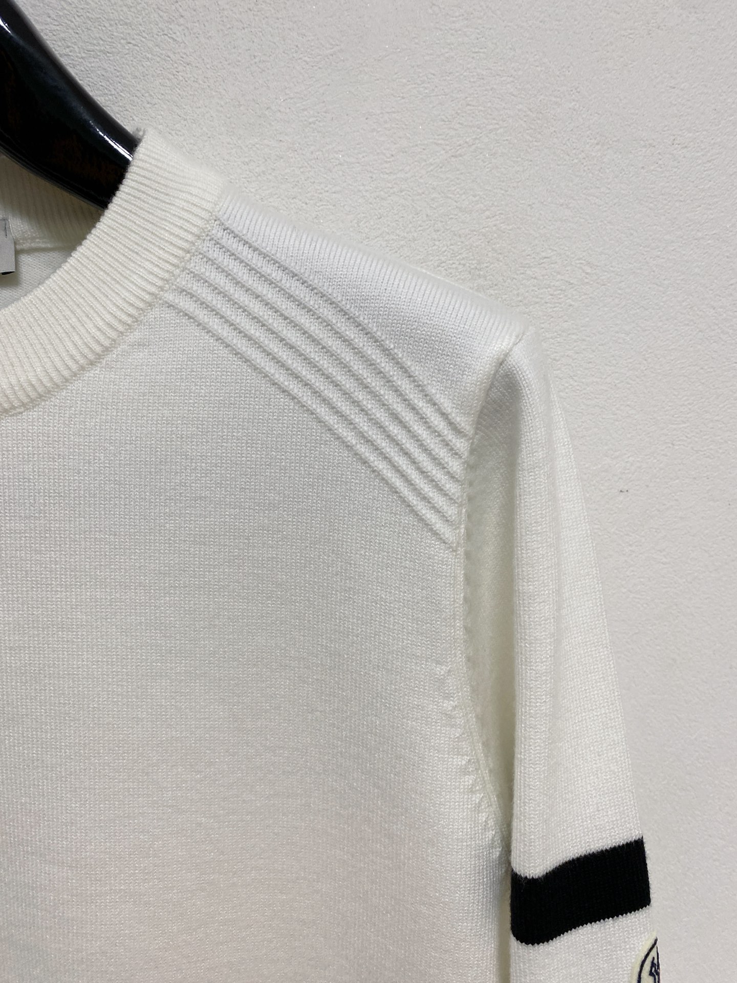 🌾 蒙口圆领毛衣，采用羊毛混纺纱线，保暖性佳，蓬松柔软，加倍呵护肌肤，给你轻如无物的穿着感体验。高品质天