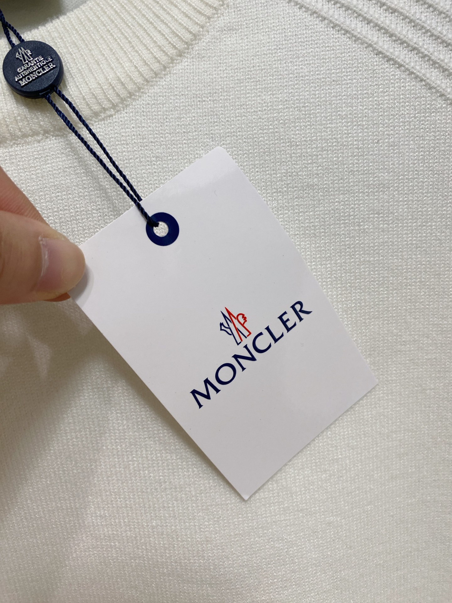 🌾 蒙口圆领毛衣，采用羊毛混纺纱线，保暖性佳，蓬松柔软，加倍呵护肌肤，给你轻如无物的穿着感体验。高品质天