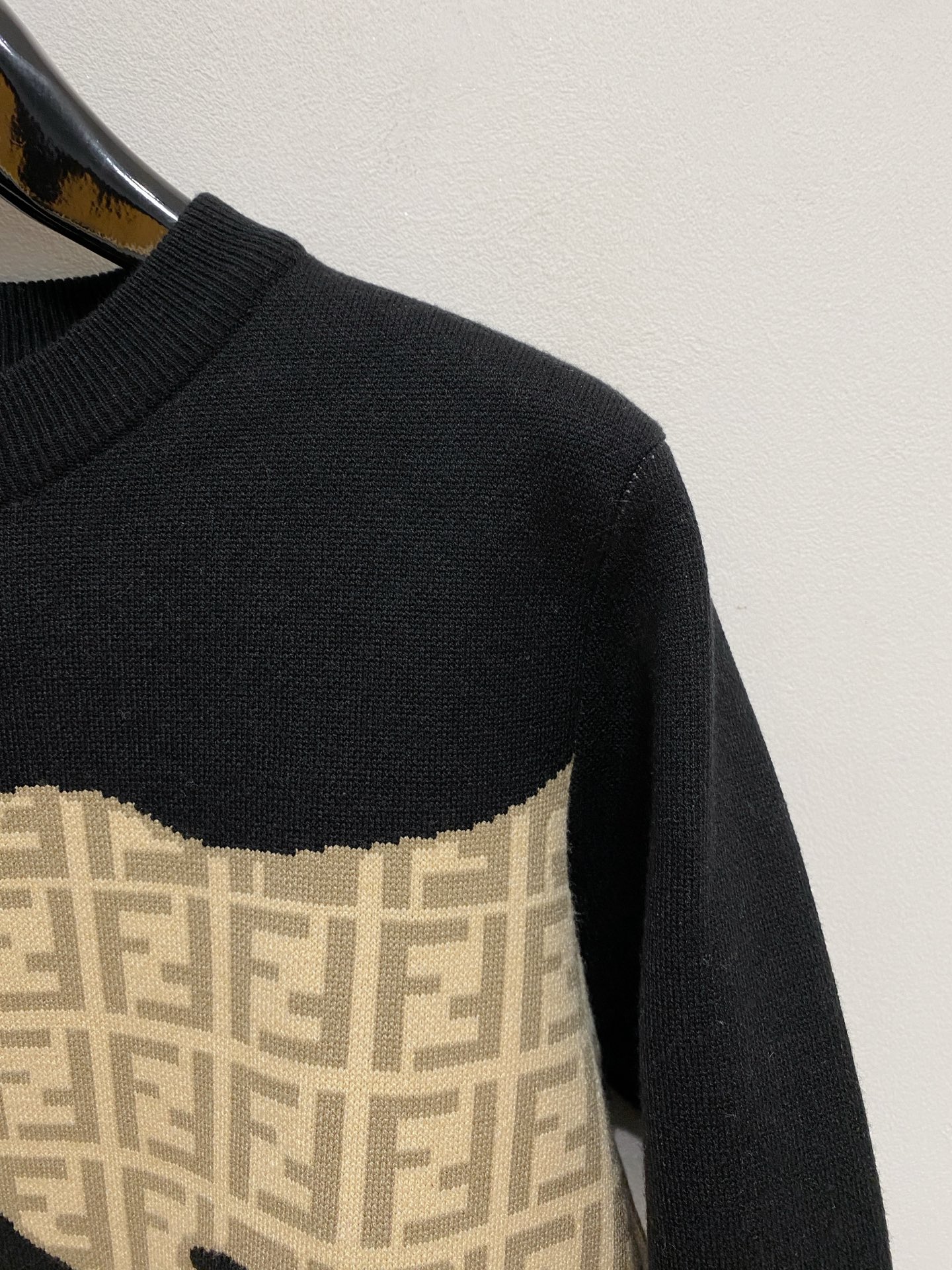 🌾 LV圆领毛衣，采用羊毛混纺纱线，保暖性佳，蓬松柔软，加倍呵护肌肤，给你轻如无物的穿着感体验。高品质天