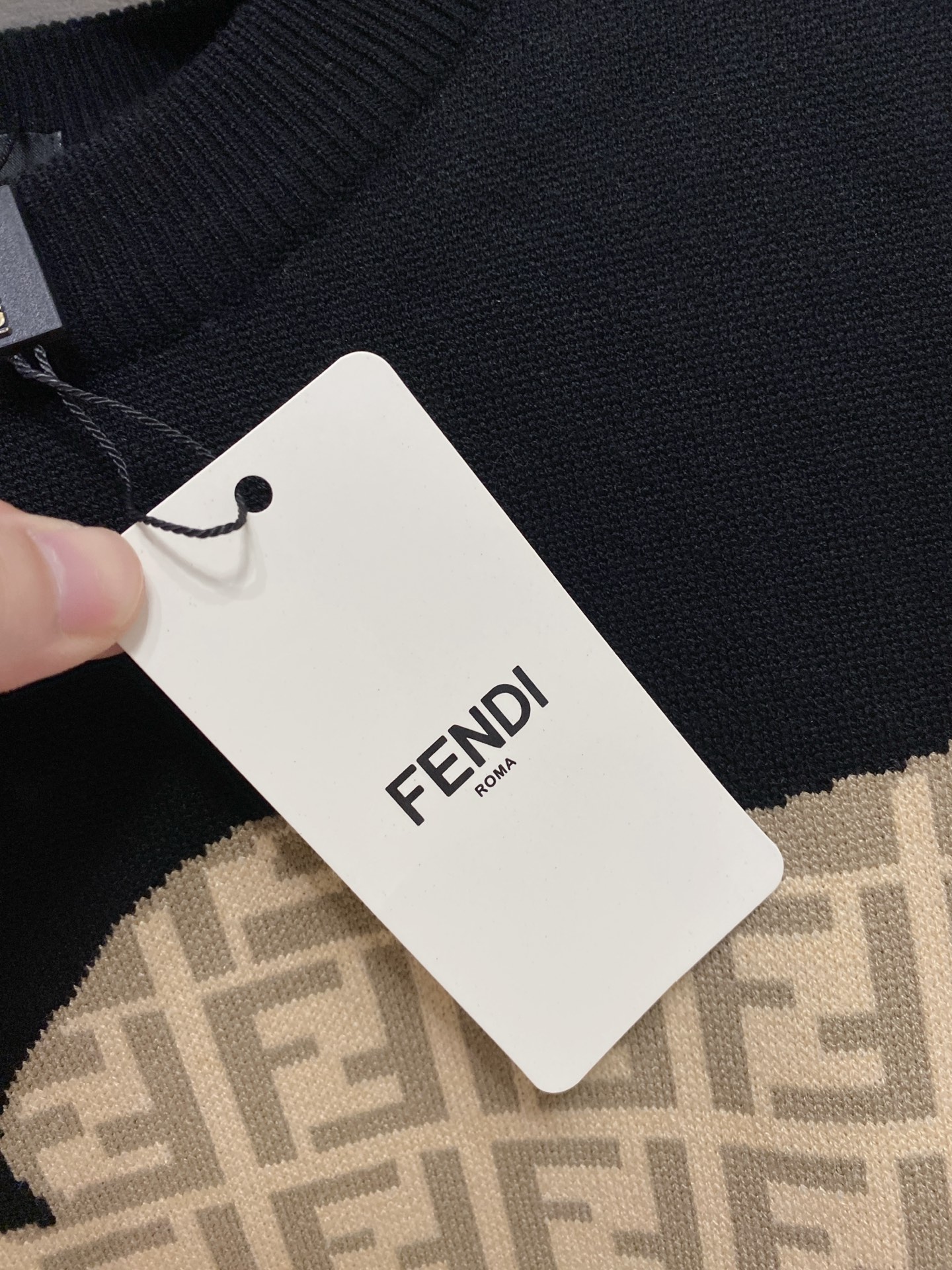 🌾 LV圆领毛衣，采用羊毛混纺纱线，保暖性佳，蓬松柔软，加倍呵护肌肤，给你轻如无物的穿着感体验。高品质天