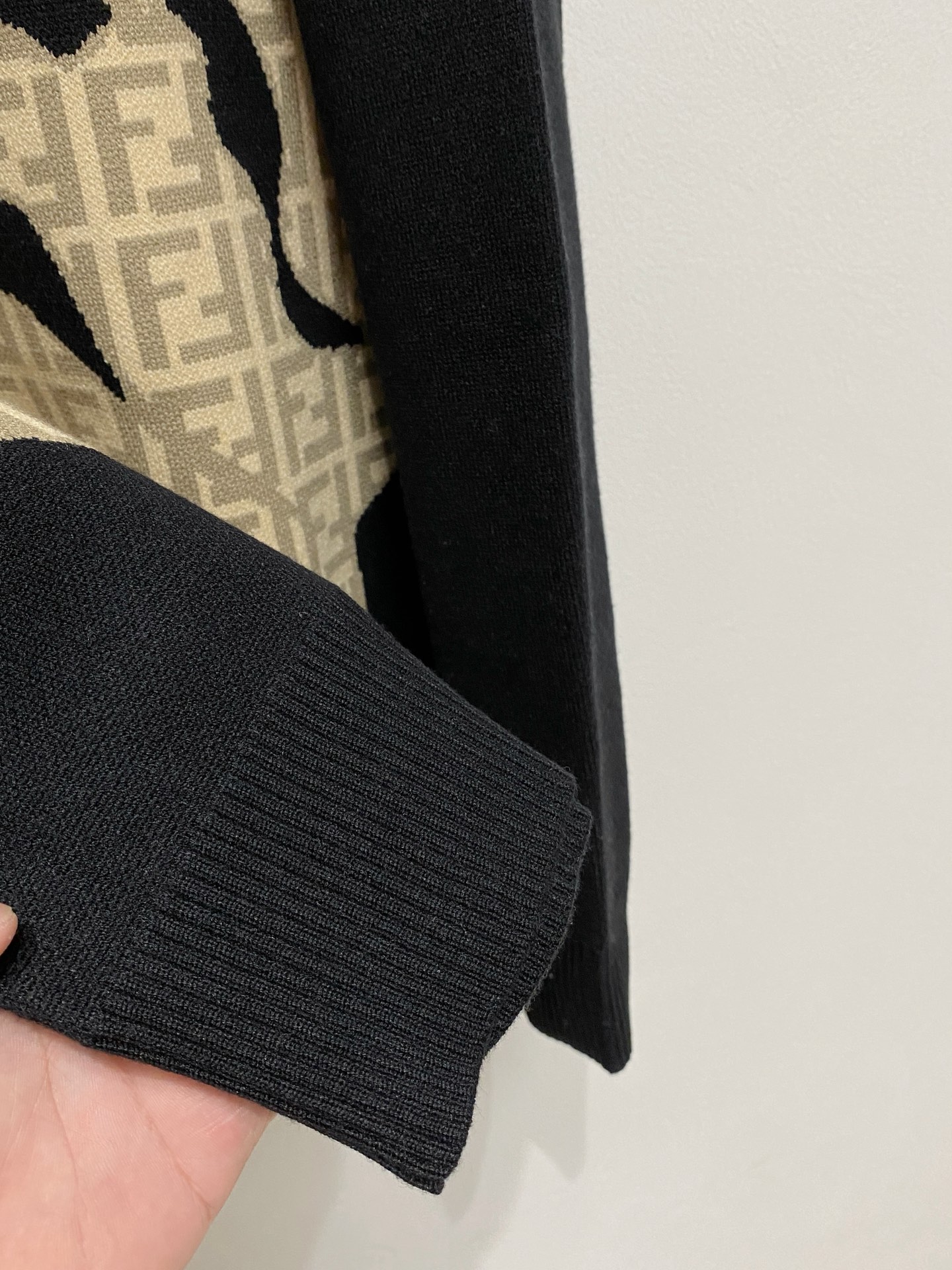 🌾 LV圆领毛衣，采用羊毛混纺纱线，保暖性佳，蓬松柔软，加倍呵护肌肤，给你轻如无物的穿着感体验。高品质天