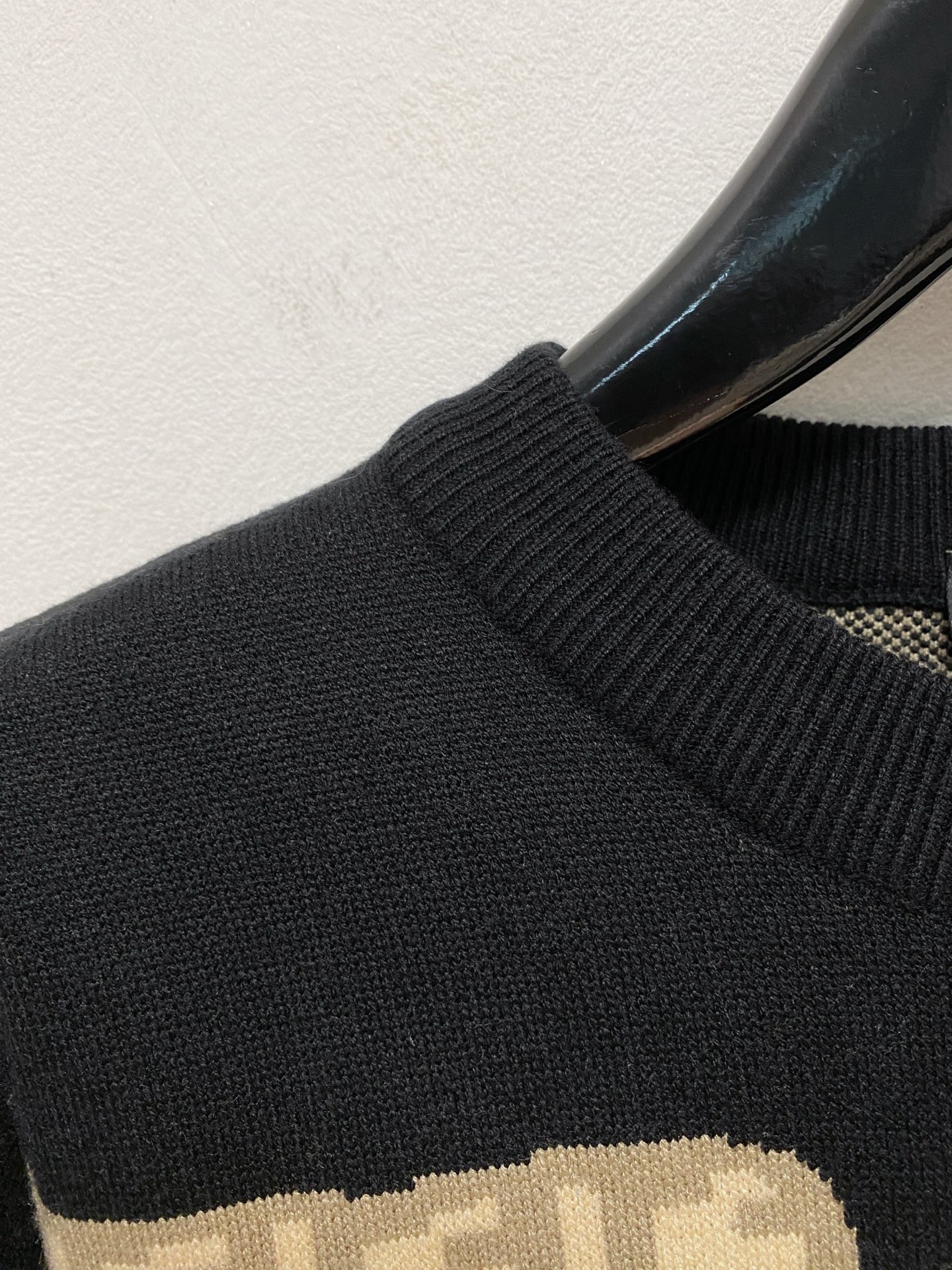 🌾 LV圆领毛衣，采用羊毛混纺纱线，保暖性佳，蓬松柔软，加倍呵护肌肤，给你轻如无物的穿着感体验。高品质天