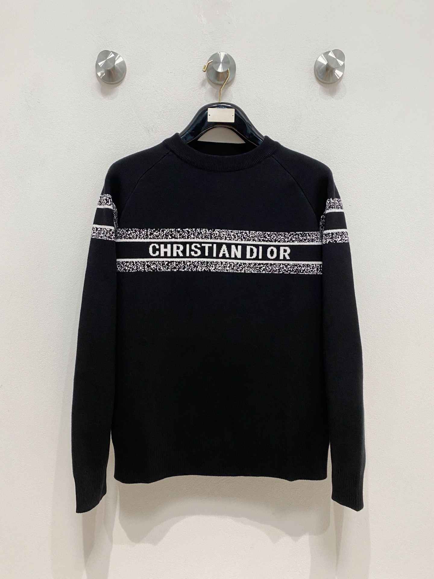 🌾 迪奥圆领毛衣，采用羊毛混纺纱线，保暖性佳，蓬松柔软，加倍呵护肌肤，给你轻如无物的穿着感体验。高品质天