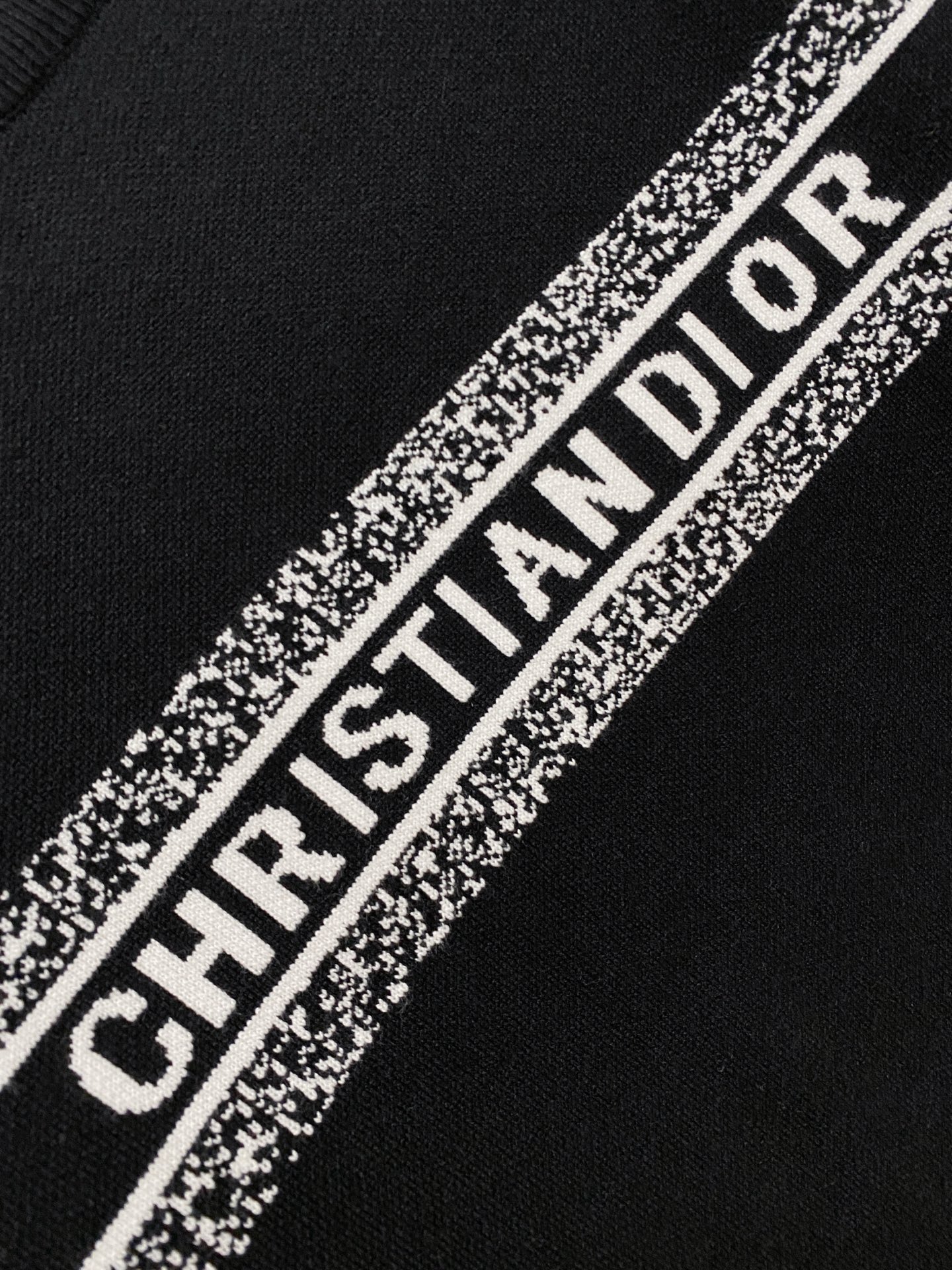 🌾 迪奥圆领毛衣，采用羊毛混纺纱线，保暖性佳，蓬松柔软，加倍呵护肌肤，给你轻如无物的穿着感体验。高品质天