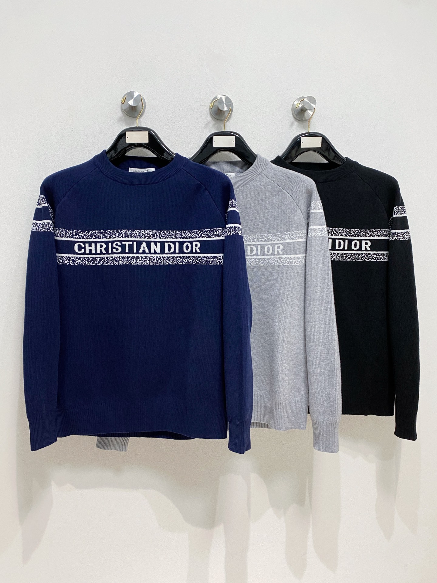 🌾 迪奥圆领毛衣，采用羊毛混纺纱线，保暖性佳，蓬松柔软，加倍呵护肌肤，给你轻如无物的穿着感体验。高品质天