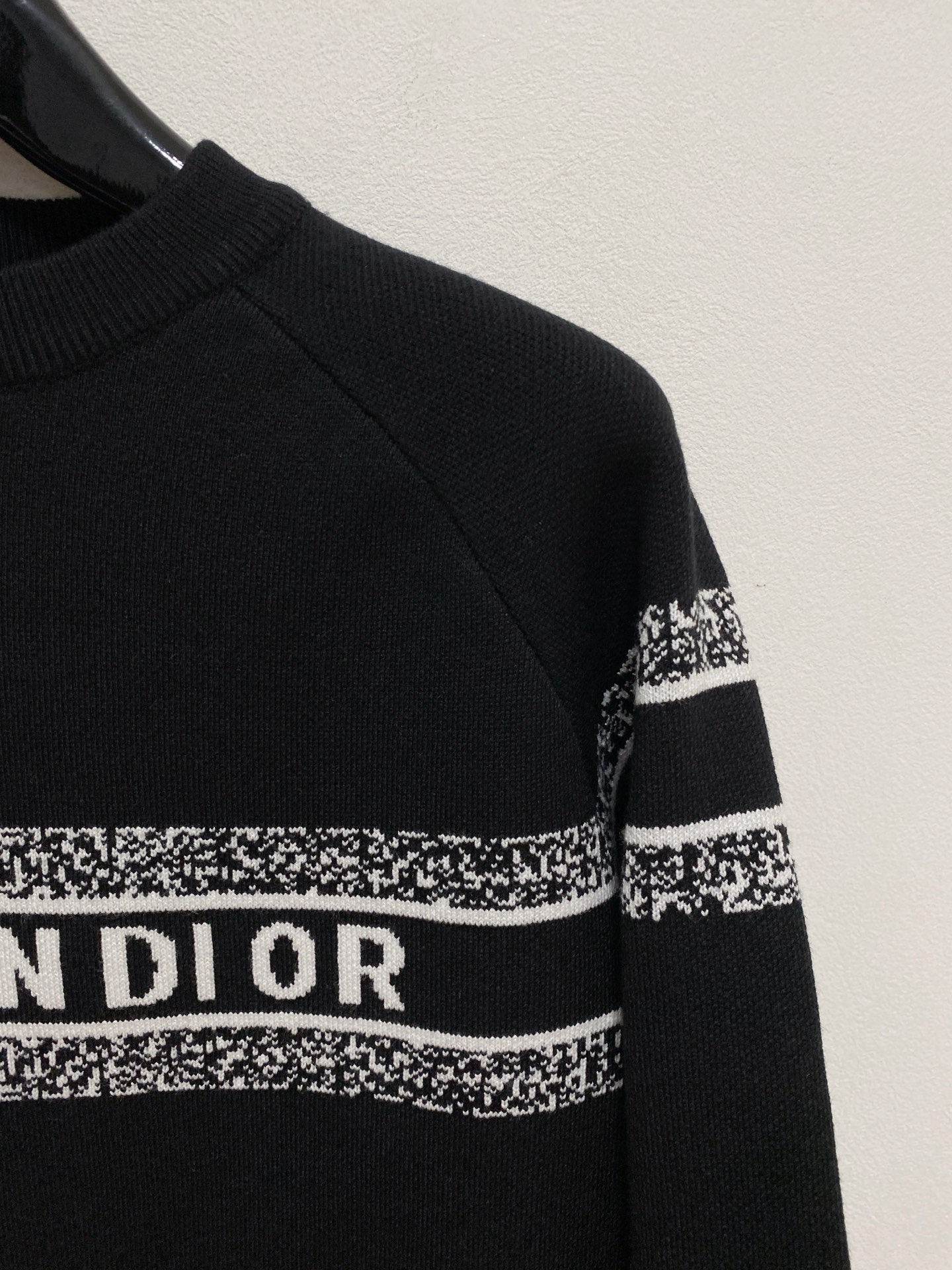 🌾 迪奥圆领毛衣，采用羊毛混纺纱线，保暖性佳，蓬松柔软，加倍呵护肌肤，给你轻如无物的穿着感体验。高品质天