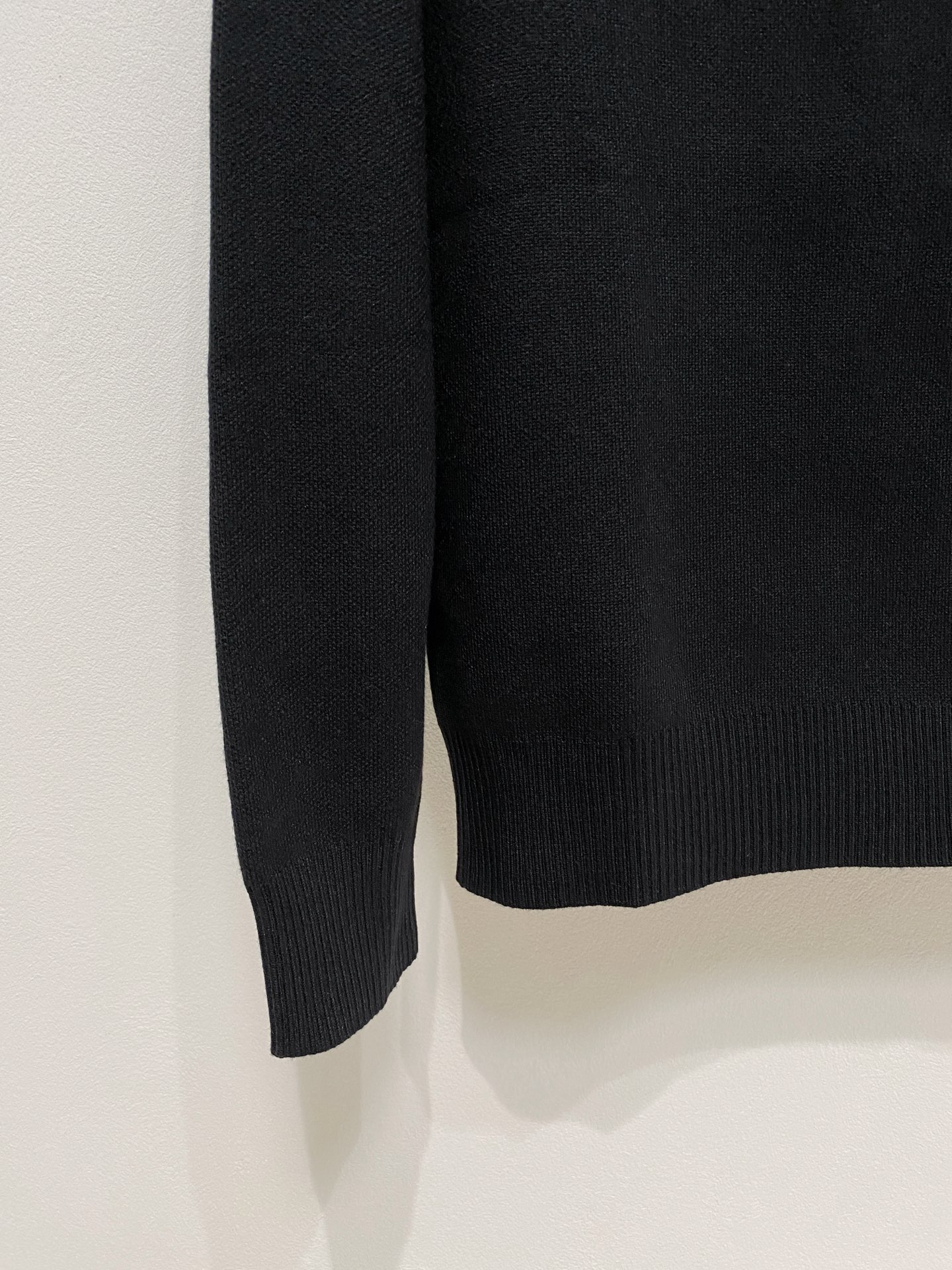 🌾 迪奥圆领毛衣，采用羊毛混纺纱线，保暖性佳，蓬松柔软，加倍呵护肌肤，给你轻如无物的穿着感体验。高品质天