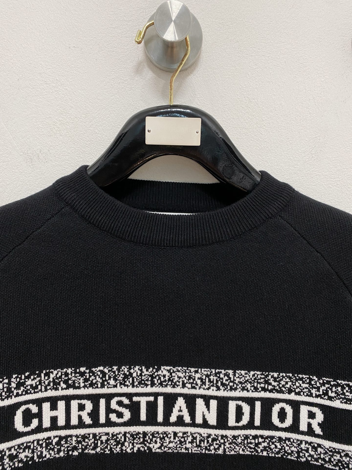 🌾 迪奥圆领毛衣，采用羊毛混纺纱线，保暖性佳，蓬松柔软，加倍呵护肌肤，给你轻如无物的穿着感体验。高品质天