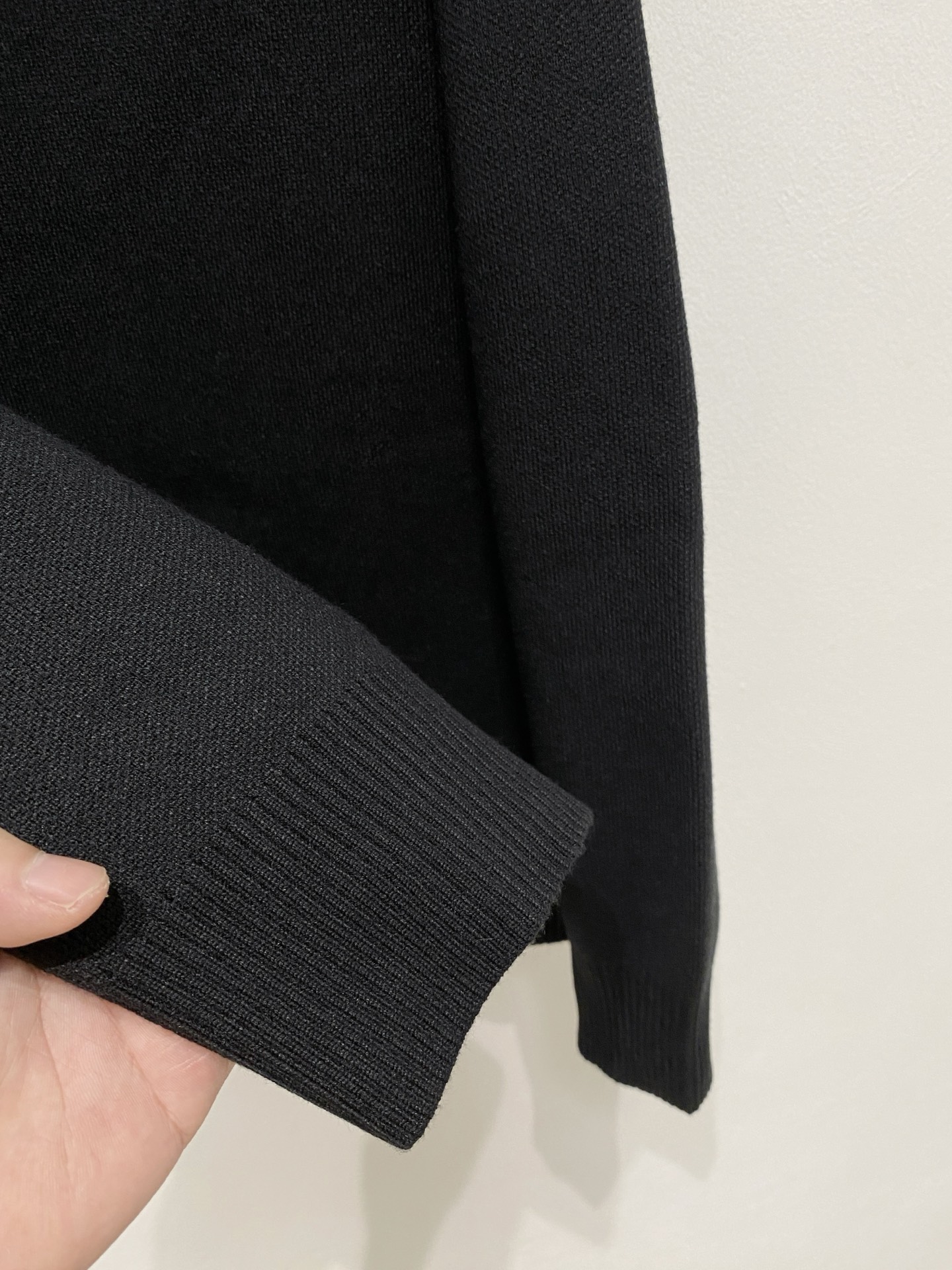 🌾 迪奥圆领毛衣，采用羊毛混纺纱线，保暖性佳，蓬松柔软，加倍呵护肌肤，给你轻如无物的穿着感体验。高品质天