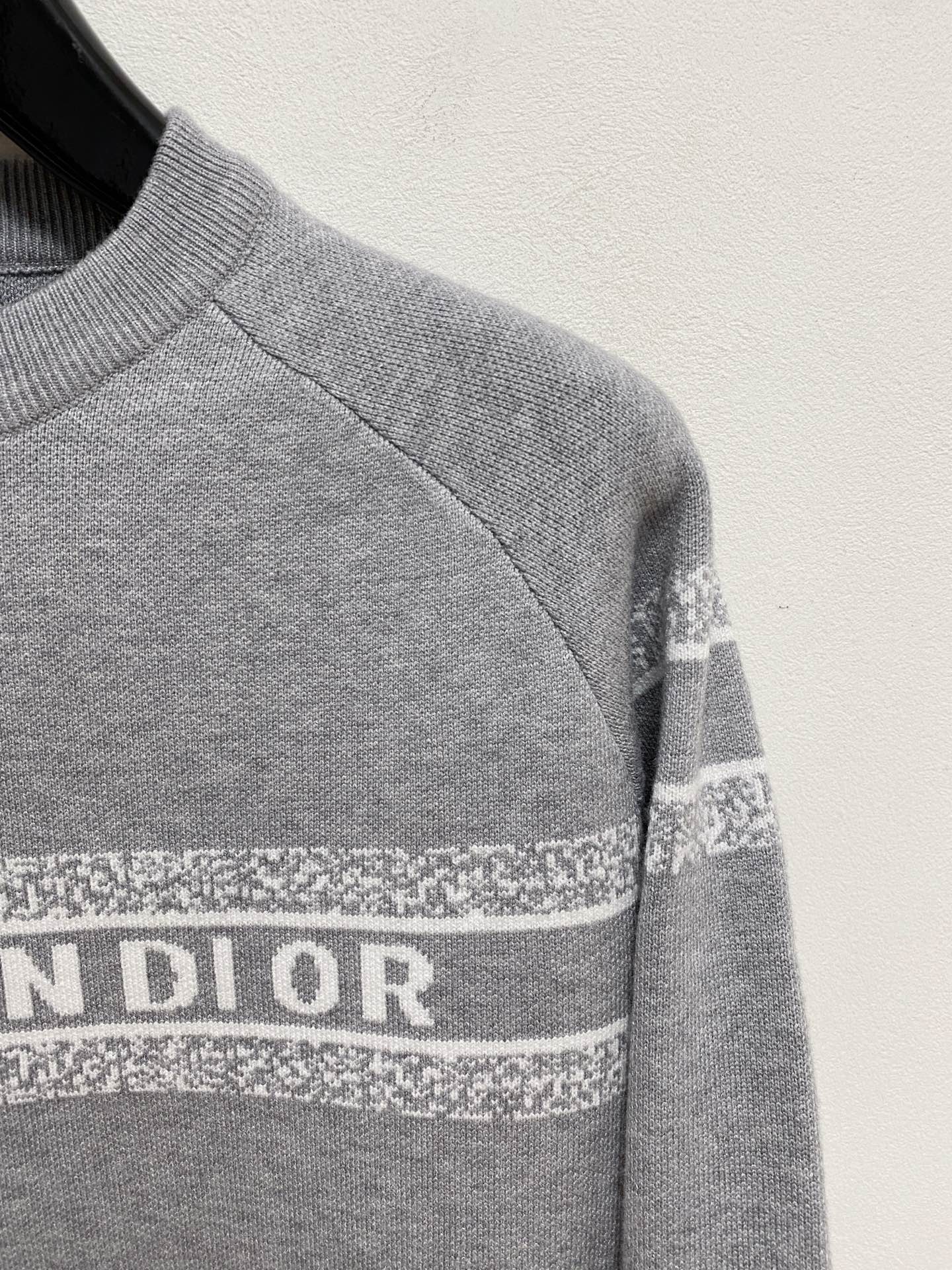 🌾 迪奥圆领毛衣，采用羊毛混纺纱线，保暖性佳，蓬松柔软，加倍呵护肌肤，给你轻如无物的穿着感体验。高品质天