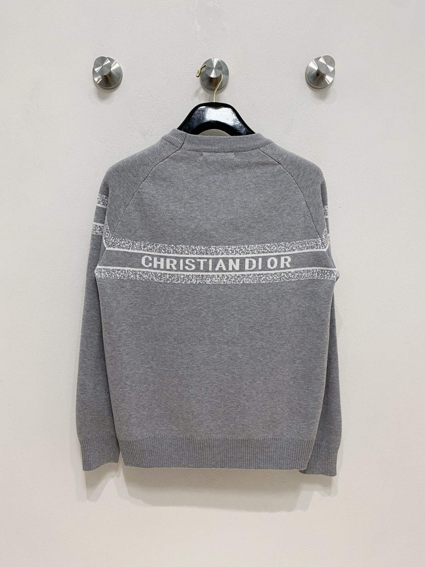 🌾 迪奥圆领毛衣，采用羊毛混纺纱线，保暖性佳，蓬松柔软，加倍呵护肌肤，给你轻如无物的穿着感体验。高品质天