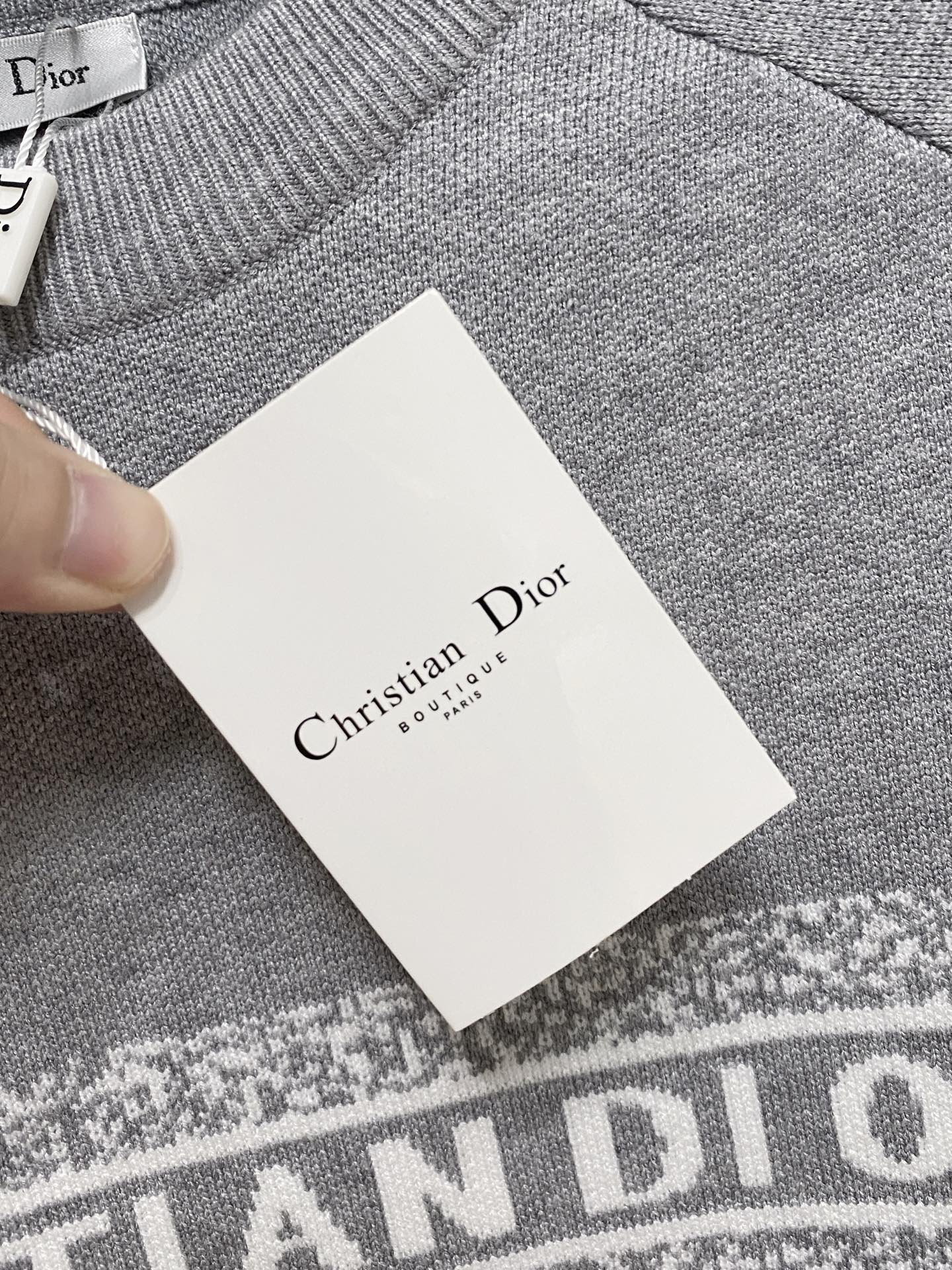 🌾 迪奥圆领毛衣，采用羊毛混纺纱线，保暖性佳，蓬松柔软，加倍呵护肌肤，给你轻如无物的穿着感体验。高品质天