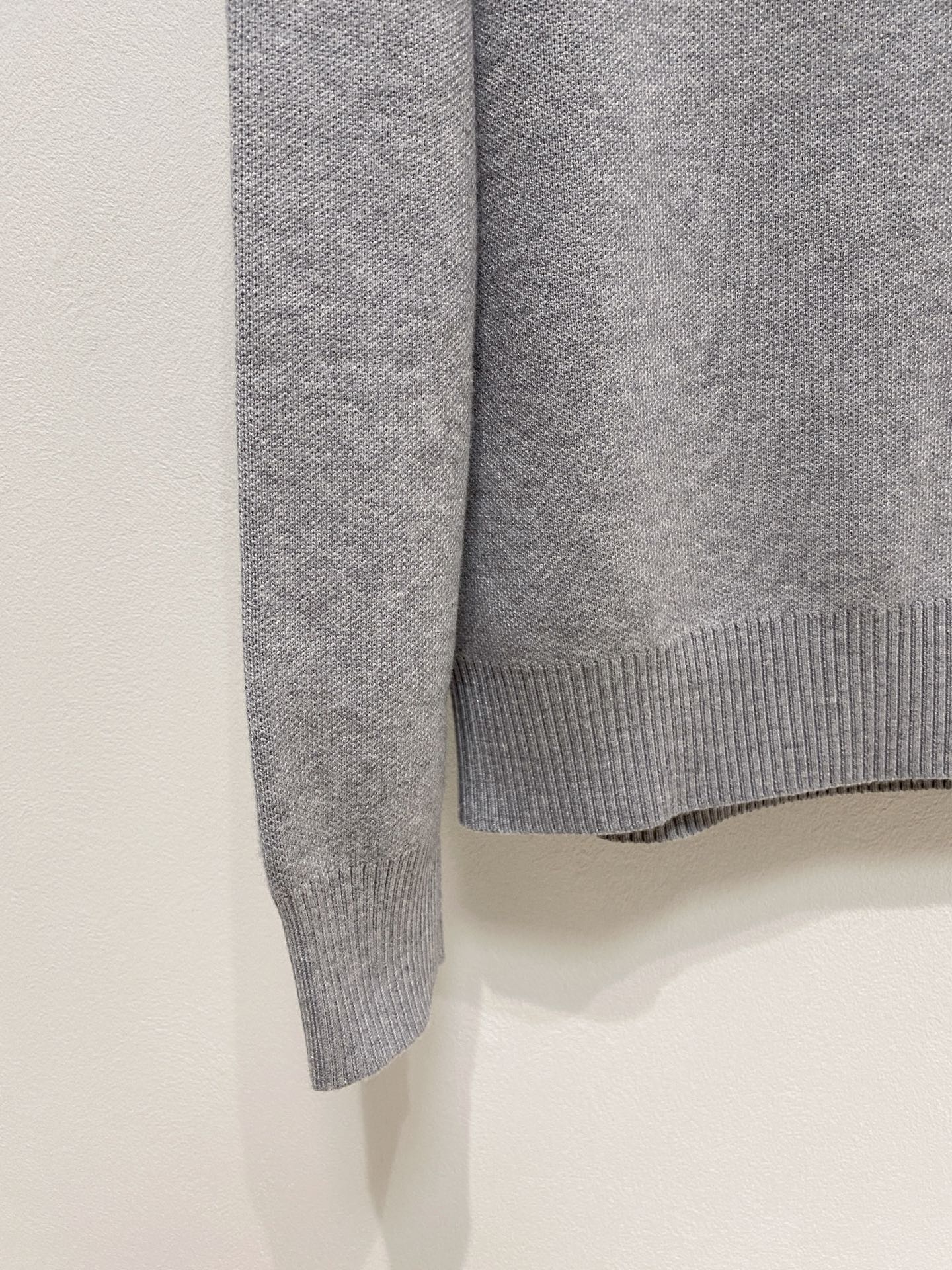 🌾 迪奥圆领毛衣，采用羊毛混纺纱线，保暖性佳，蓬松柔软，加倍呵护肌肤，给你轻如无物的穿着感体验。高品质天